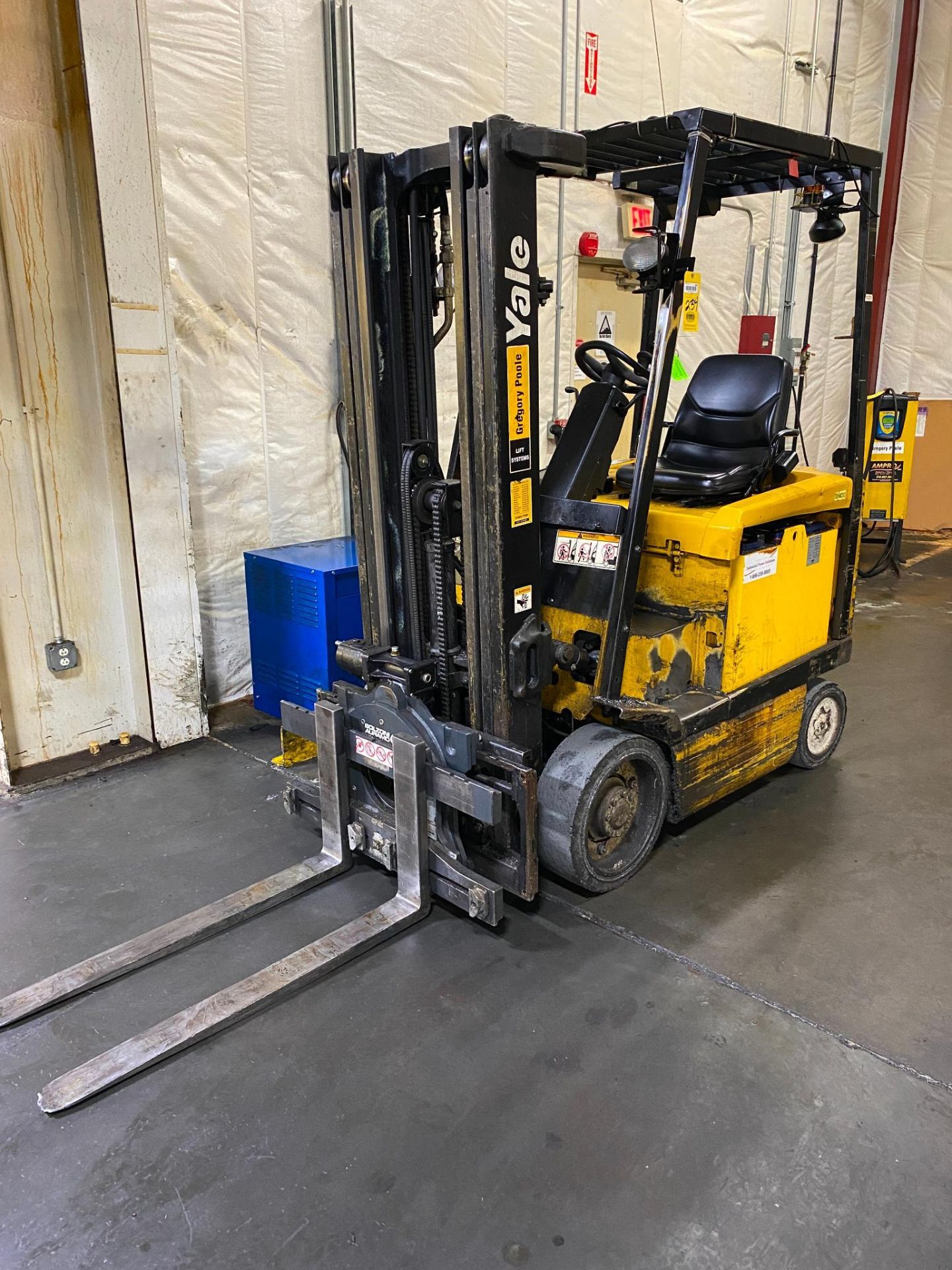 ELECTRIC FORKLIFT, YALE MDL. ERC050GHN36TE084, 3-stage mast, 195" max. height, 3600 lb. cap., 42"