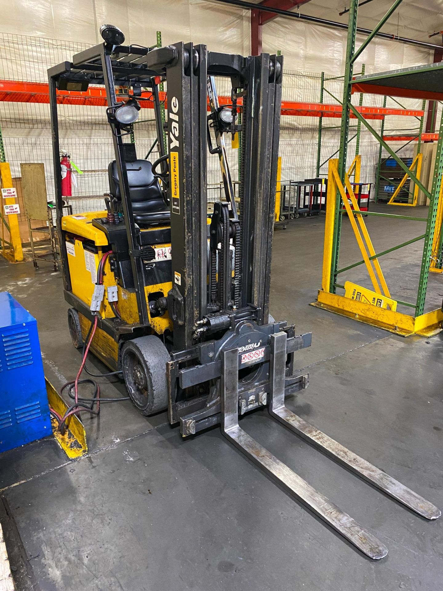 ELECTRIC FORKLIFT, YALE MDL. ERC050GHN36TE084, 3-stage mast, 195" max. height, 3600 lb. cap., 42" - Image 2 of 14