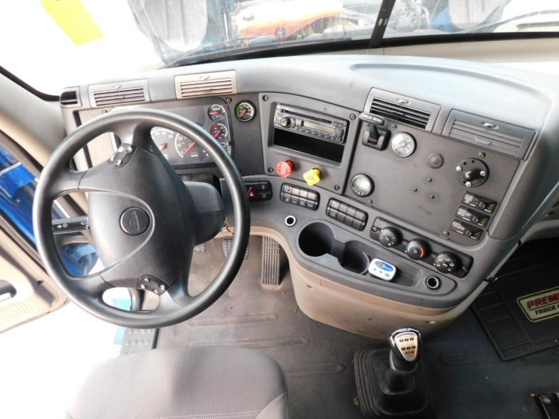 2015 Freightliner Cascadia 125 Truck Tractor, Turbo Diesel, VIN 3AKJGLD6XFSFX5228, 917,890 Miles Ind - Image 11 of 15