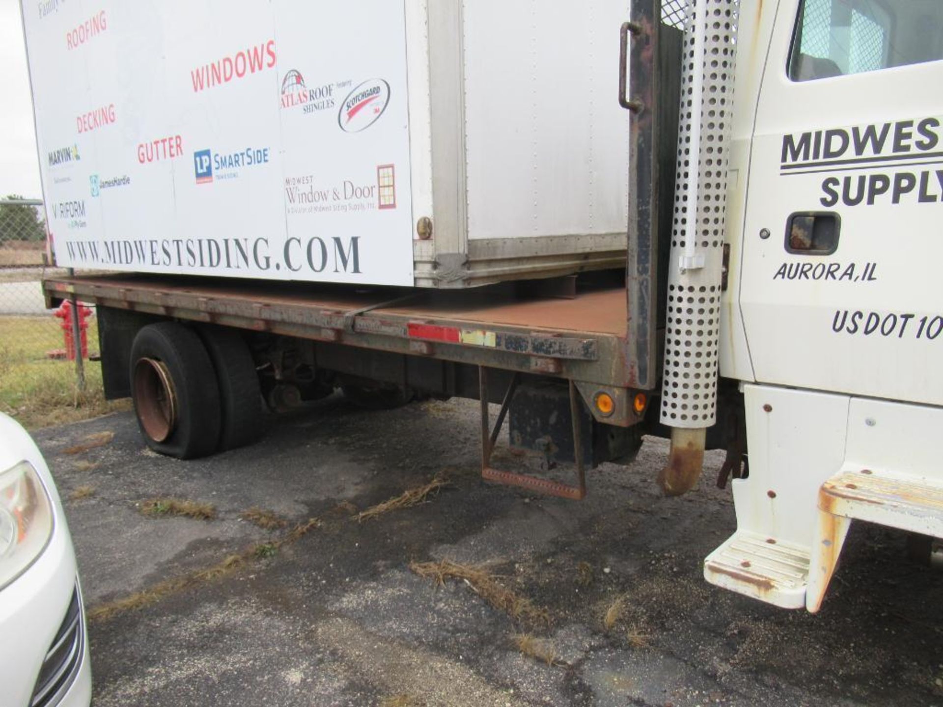 1999 Ford L8000 20 ft. Steel Flatbed Truck VIN 1FDXR82E3SVA37525, 6 Speed Transmission, Single Axle, - Image 3 of 7