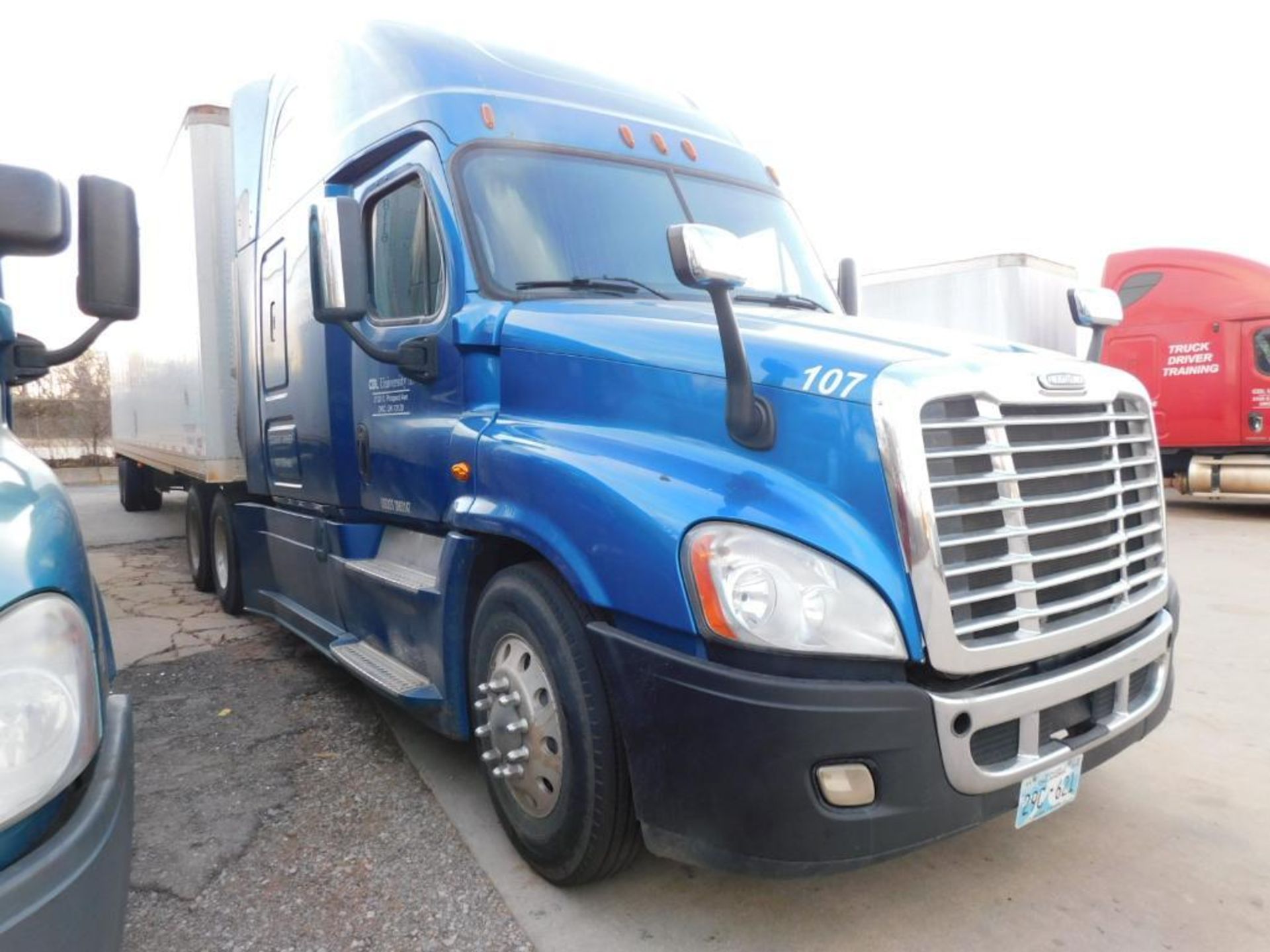 2015 Freightliner Cascadia 125 Truck Tractor, Turbo Diesel, VIN 3AKJGLD6XFSFX5228, 917,890 Miles Ind - Image 3 of 15