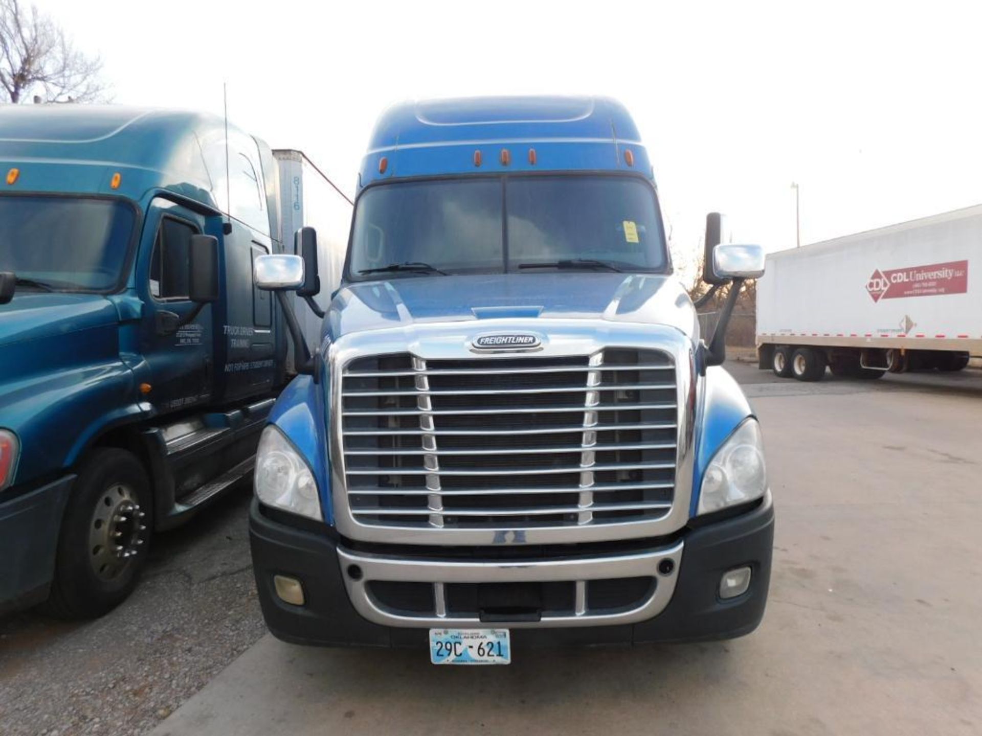 2015 Freightliner Cascadia 125 Truck Tractor, Turbo Diesel, VIN 3AKJGLD6XFSFX5228, 917,890 Miles Ind - Image 2 of 15