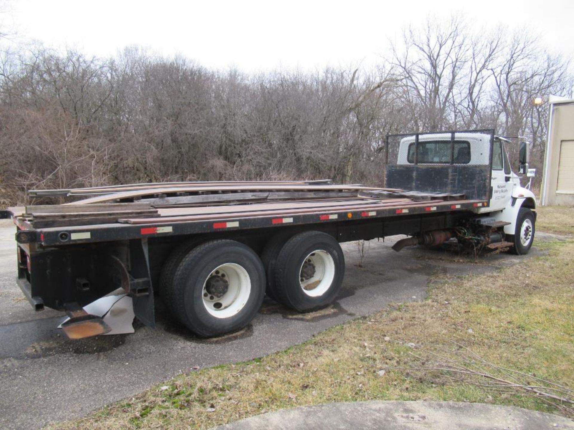 2011 International Dura Star 24 ft. Steel Flatbed Truck VIN 3HAMSAARXBL425337, Maxx Force Advance Di - Image 5 of 19