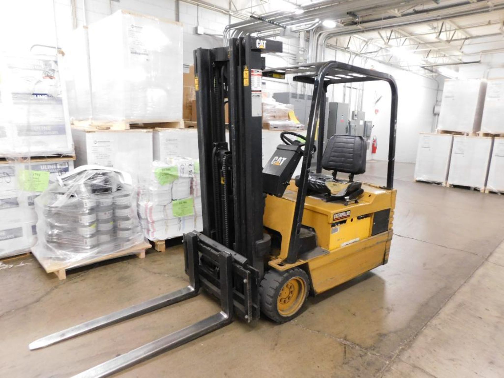 CAT EP20T 3-Wheel Electric Forklift 36-Volt w/Charger, 3400 lb. Lift Capacity, Triple Mast, Side Shi - Image 4 of 6