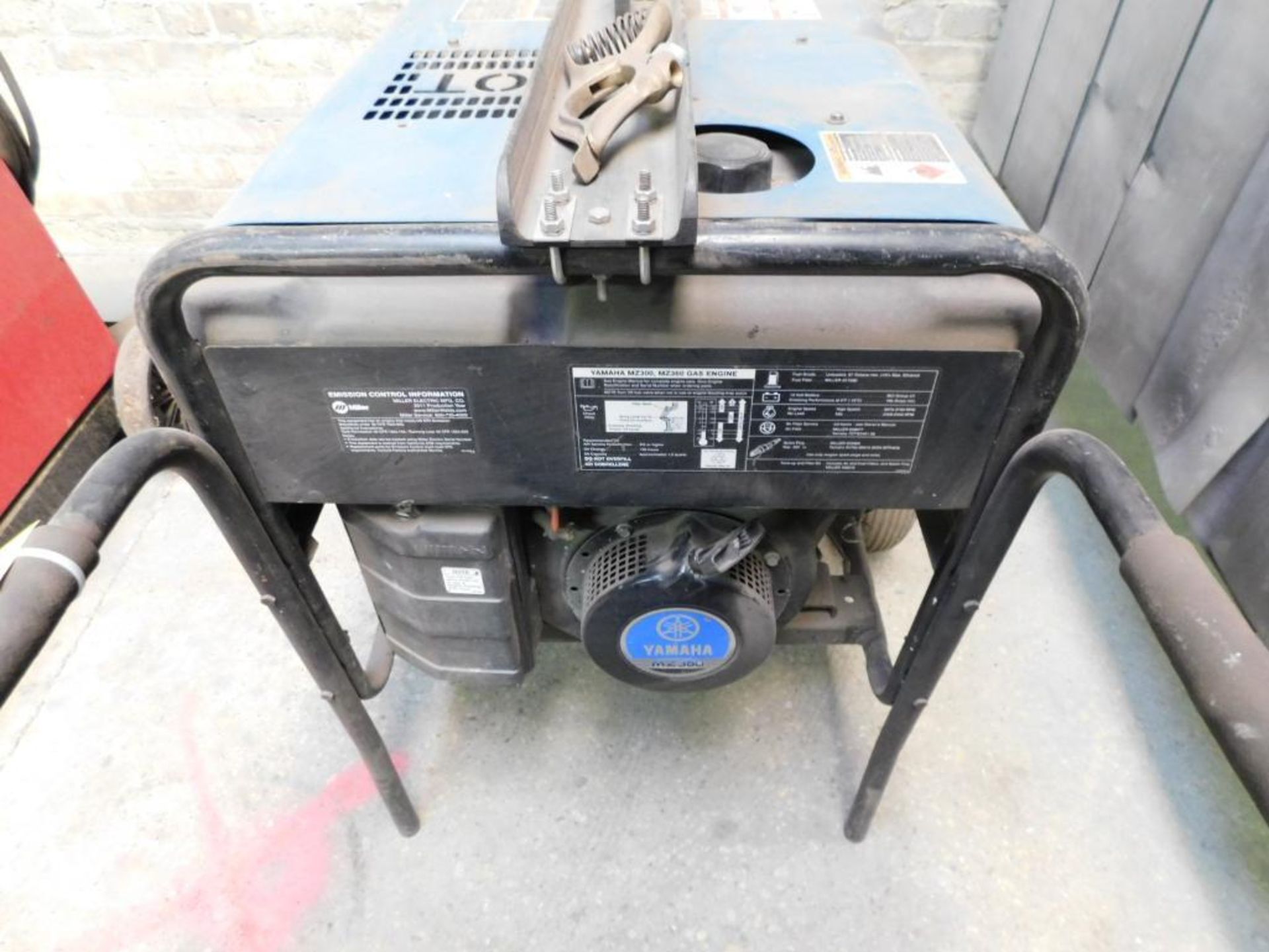 Miller Blue Star DX185 CC, DC Welder/6000 Watt Generator, Yamaha MZ360 Gas Engine, 740 Indicated Hou - Image 3 of 6