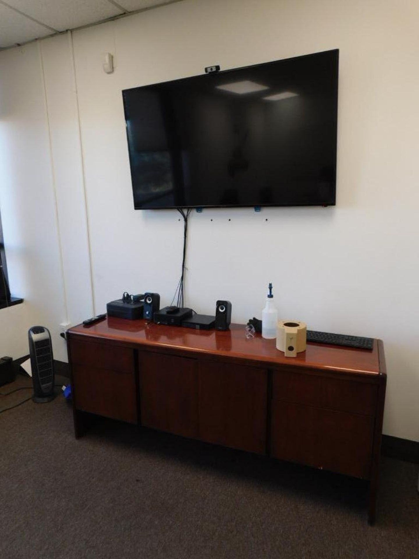 LOT: Contents of Front Offices: (10) Cubicle Work Stations, (8) Desks, (20) Chairs, 4' x 12' Confere - Image 20 of 27
