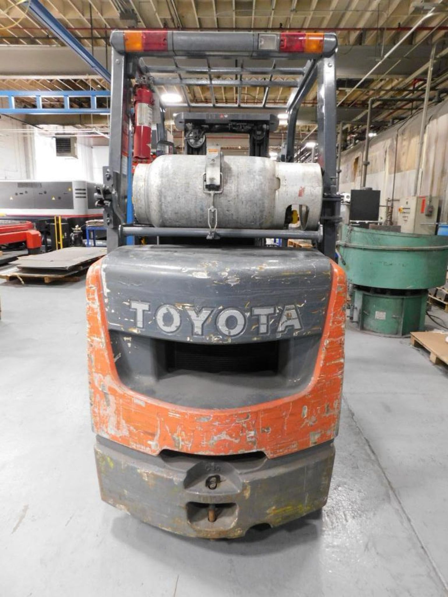 Toyota Propane Forklift 8FGCU30, 6000 lb. Lift Cap., Triple Mast, Side Shift, Solid Tires, 5160 Hour - Image 4 of 12