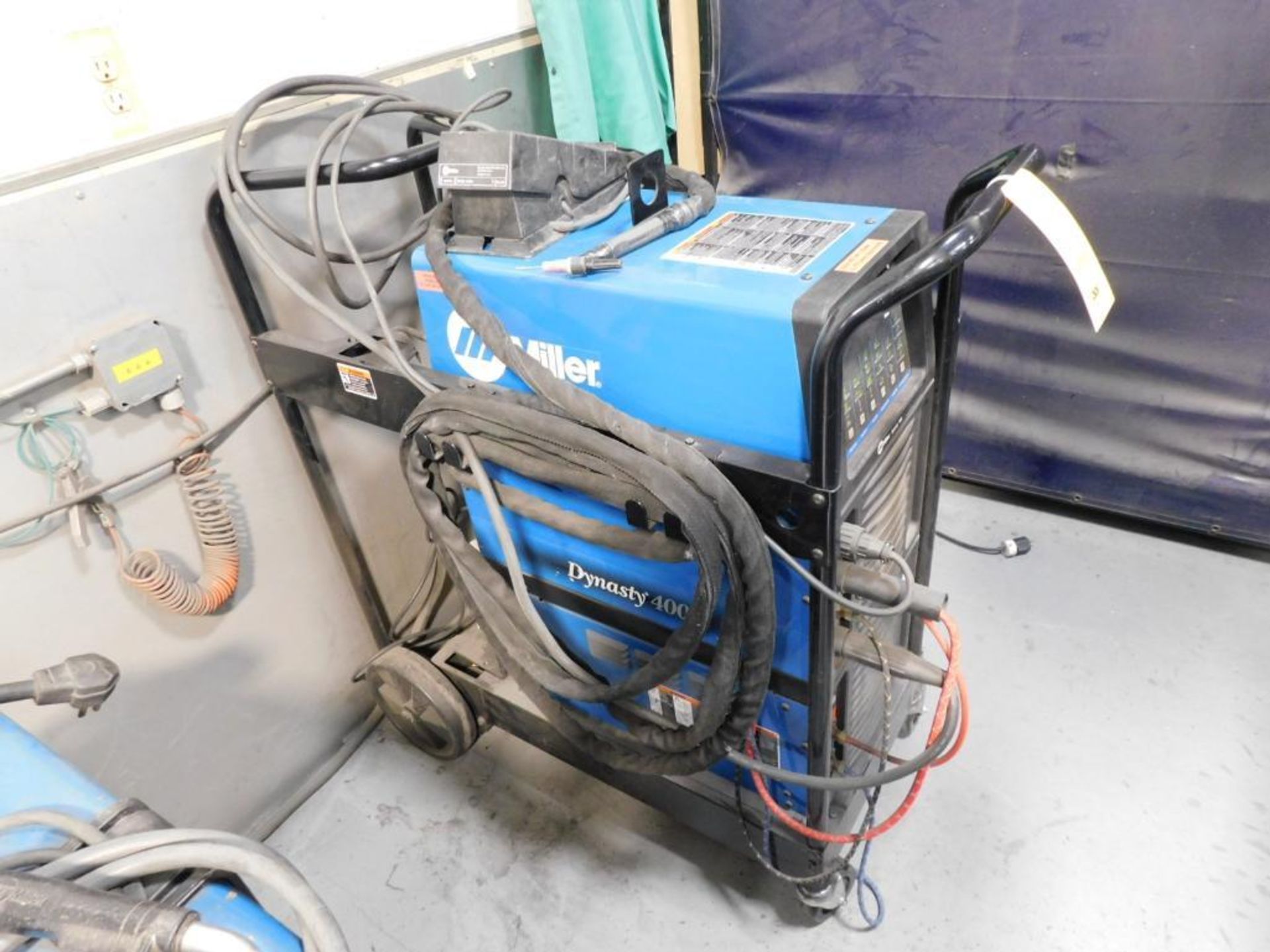 Miller Dynasty 400 Tig Welder w/Cooler, Foot Control, Tig Torch