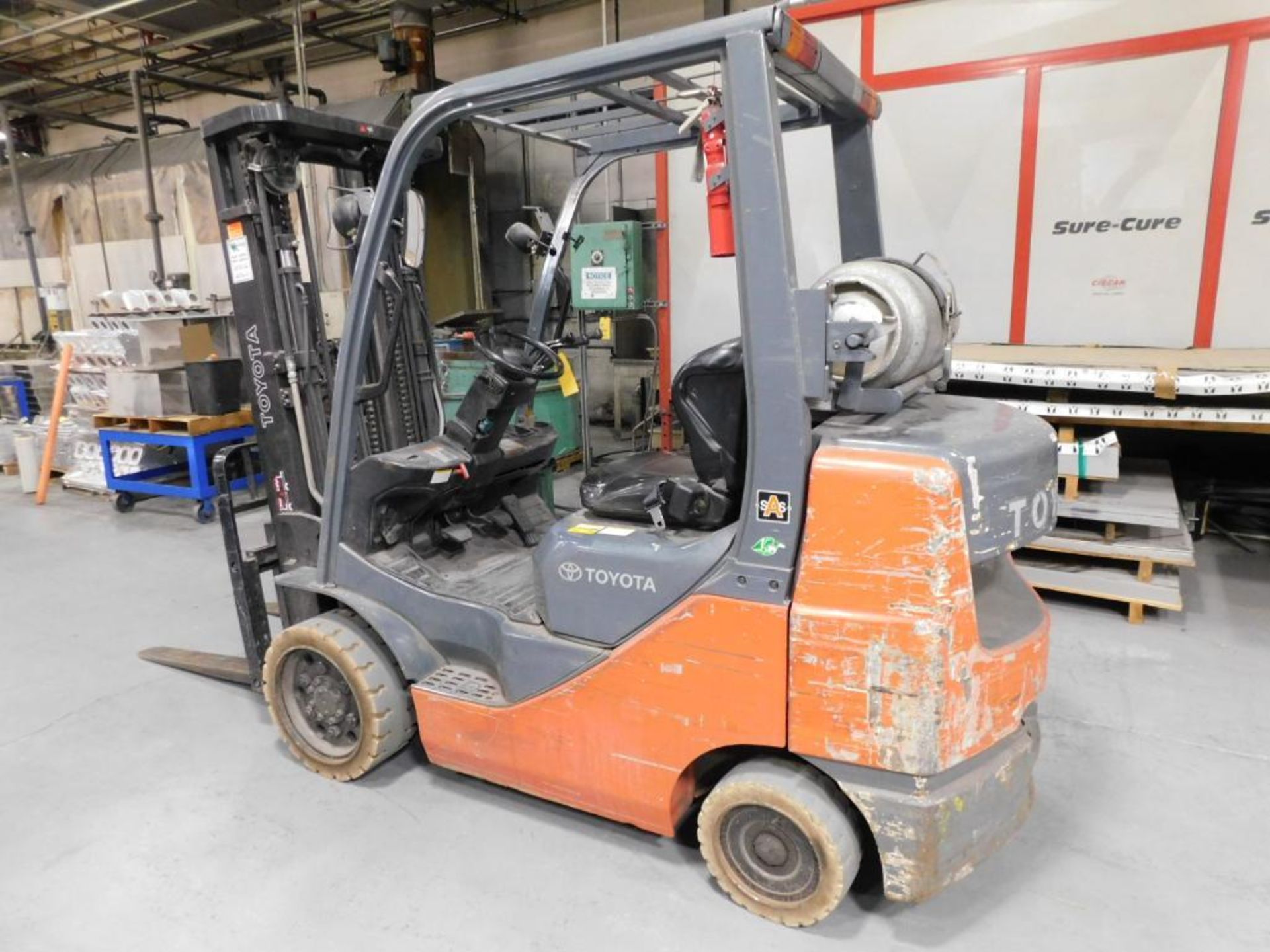 Toyota Propane Forklift 8FGCU30, 6000 lb. Lift Cap., Triple Mast, Side Shift, Solid Tires, 5160 Hour - Image 2 of 12