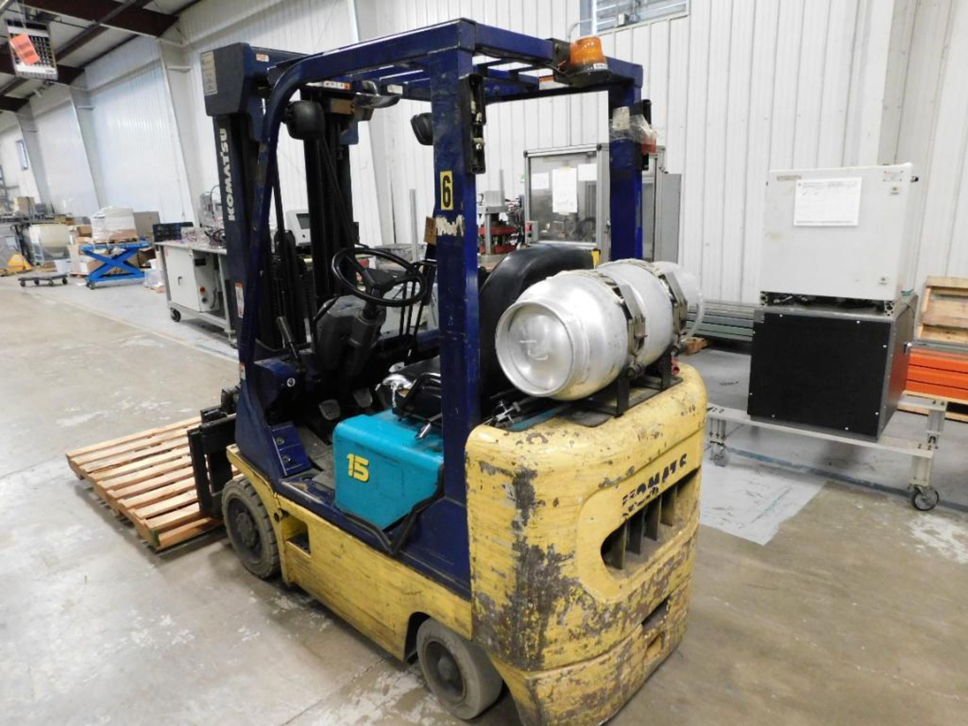 Komatsu LP Forklift Model FG15 STLP-16, 2500 Lb. Cap., Triple Mast, Side Shift, Solid Tires, 11,440 - Image 3 of 4