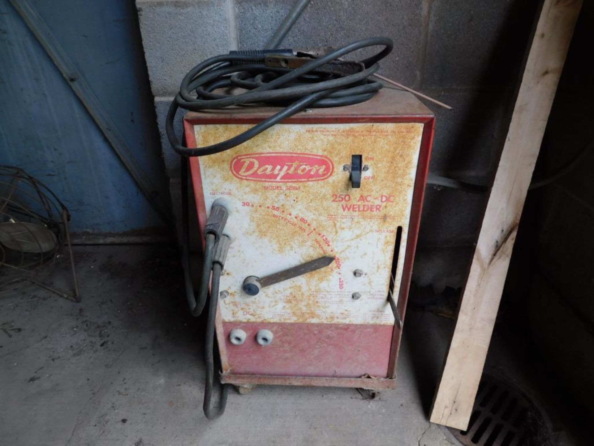 Dayton 250 Model 3Z564 AC-DC Welder