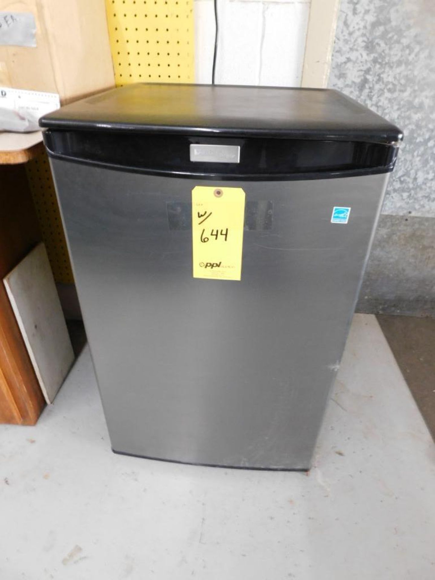 LOT: Contents of Break Room: Frigidaire Refrigerator, Mini Fridge, Microwave, Cold/Hot Water Dispens - Image 10 of 13