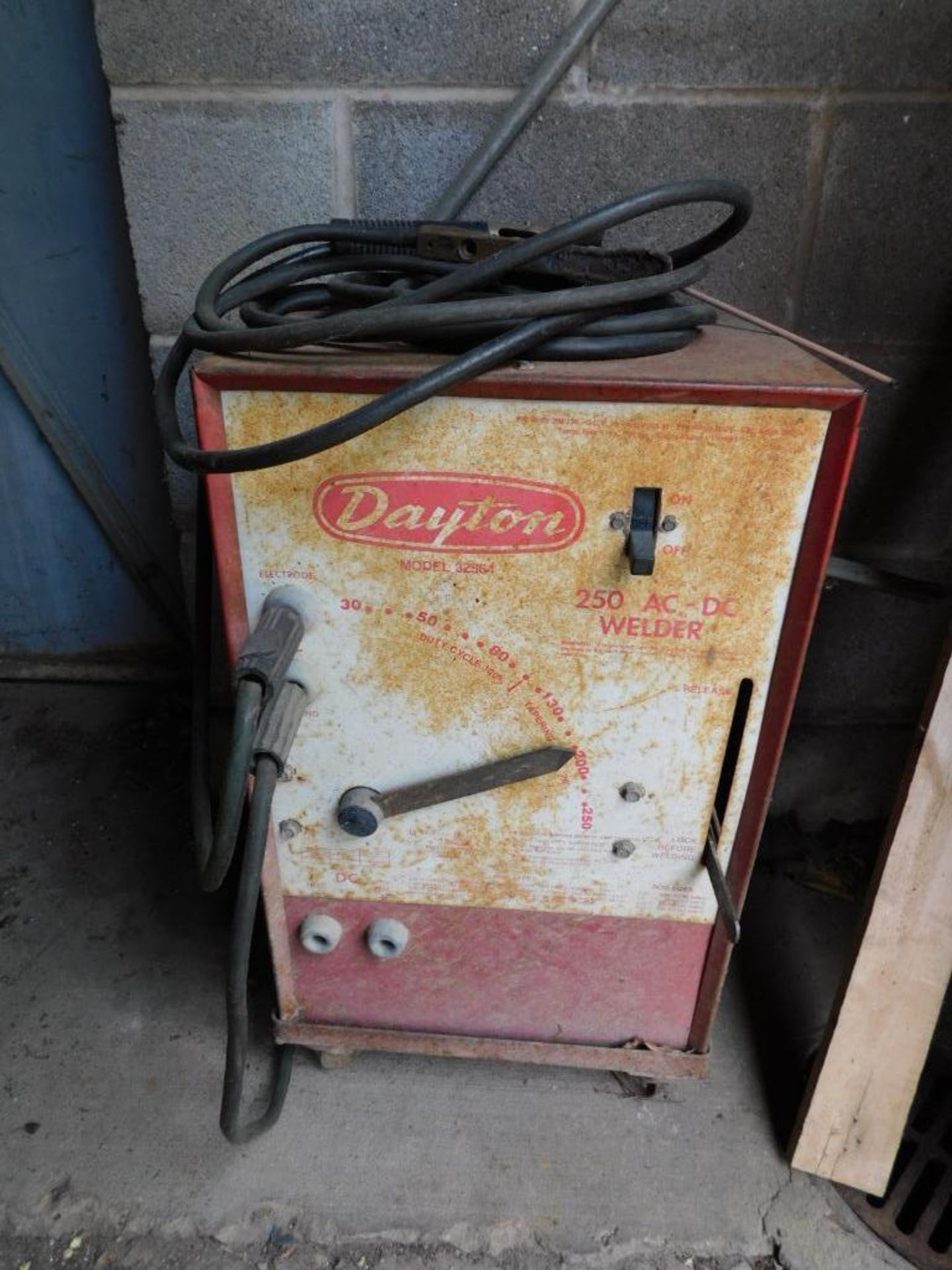 Dayton 250 Model 3Z564 AC-DC Welder - Image 2 of 4