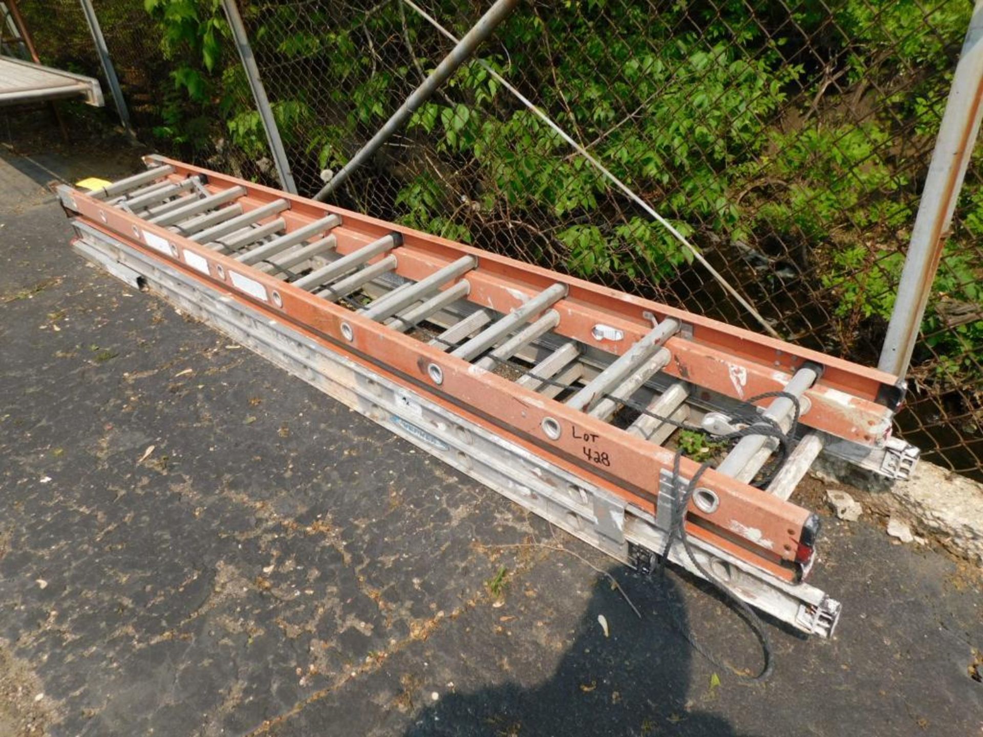 LOT: (1) Werner 20' Aluminum Extension Ladder, (1) Fiberglass 20' Extension Ladder - Image 3 of 3