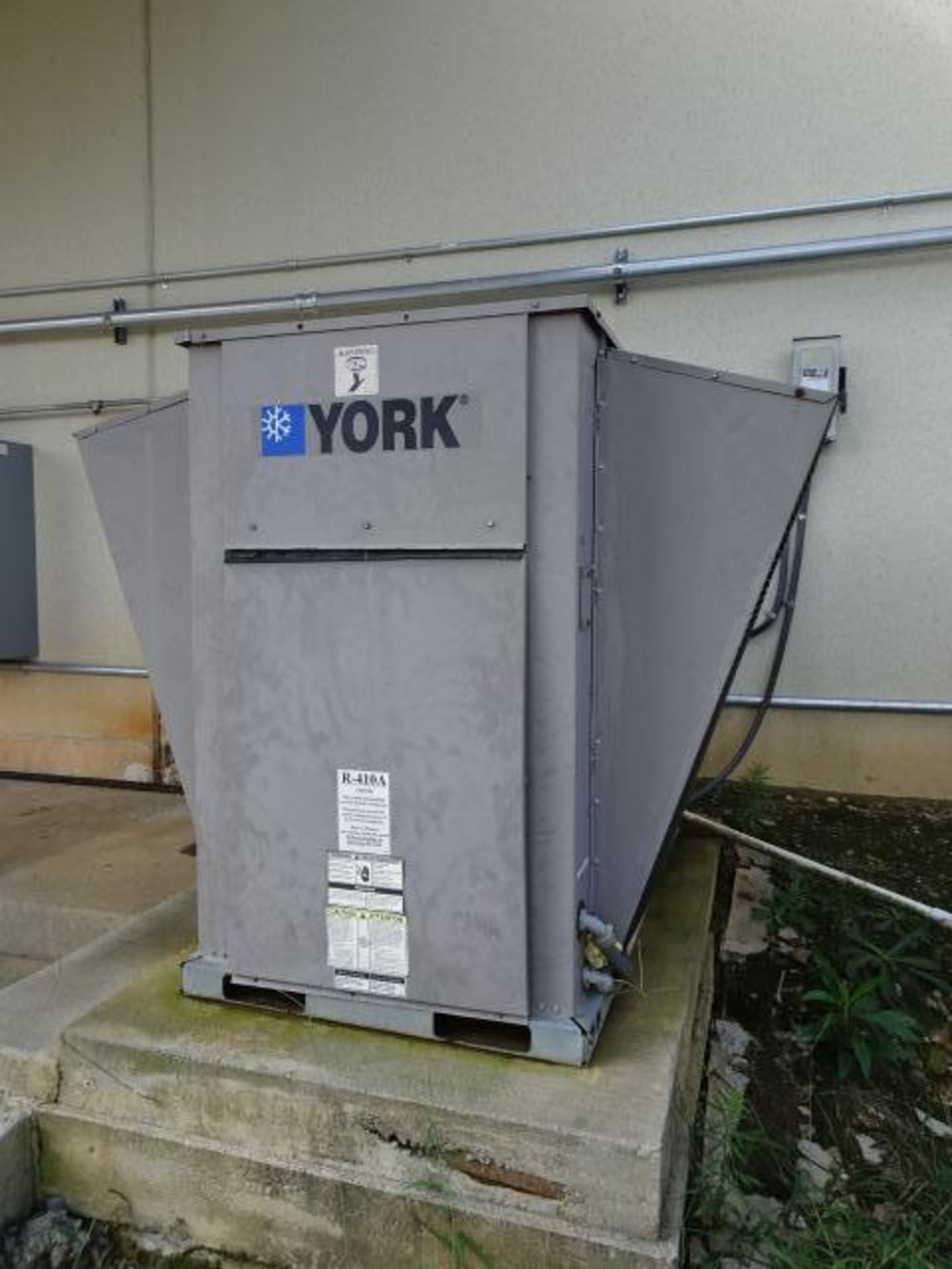 York YC120C00A4AAA2A AC Unit, 460 v, 3 ph, 60 Hz, Refrigerant Type: R410A, S/N N1H1269332 - Image 2 of 3