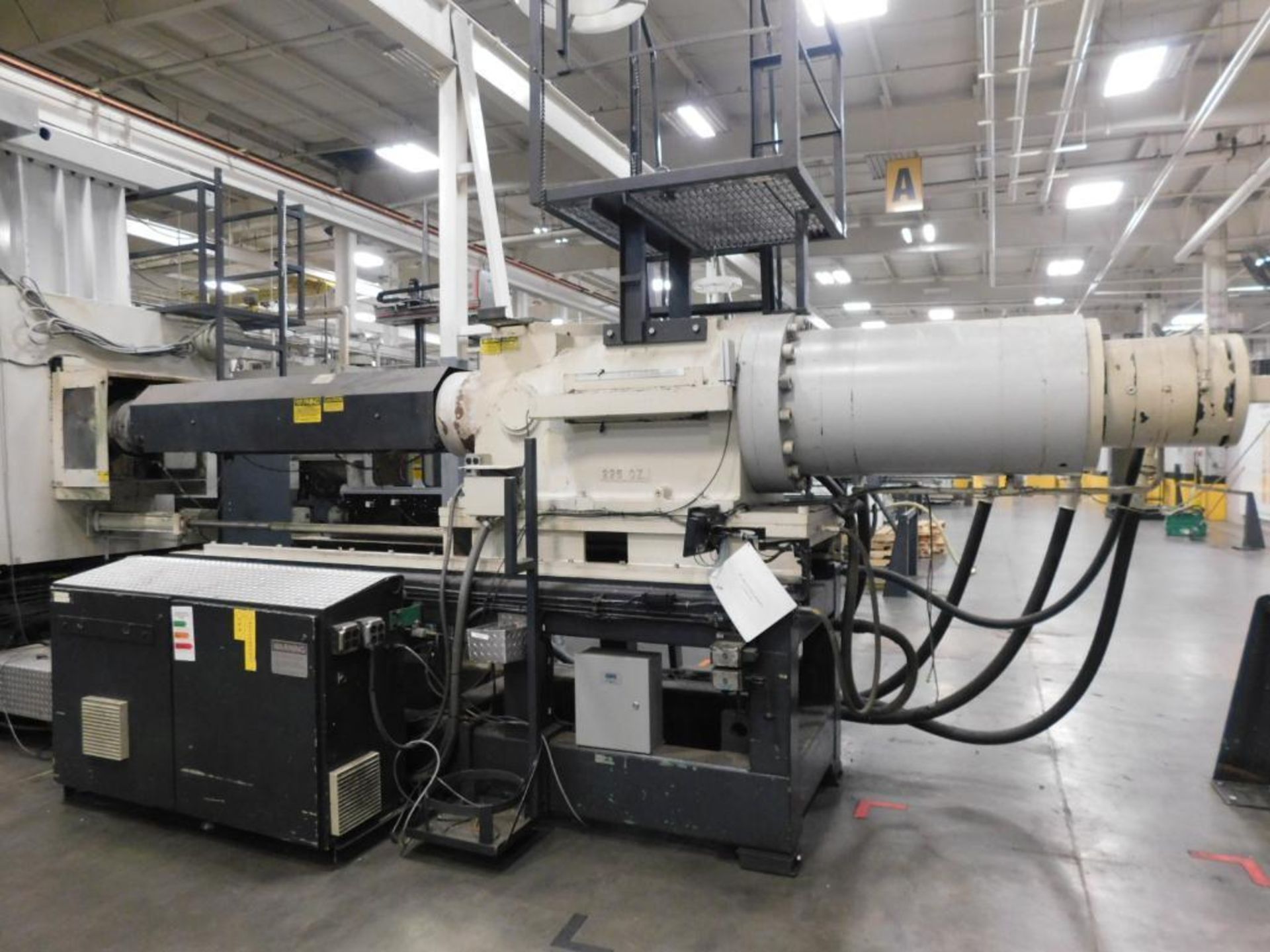 Cincinnati Milacron H1000-225 W/P 1000-Ton Horizontal Injection Molding Machine, S/N 3961A01/83-3 (A - Image 5 of 14