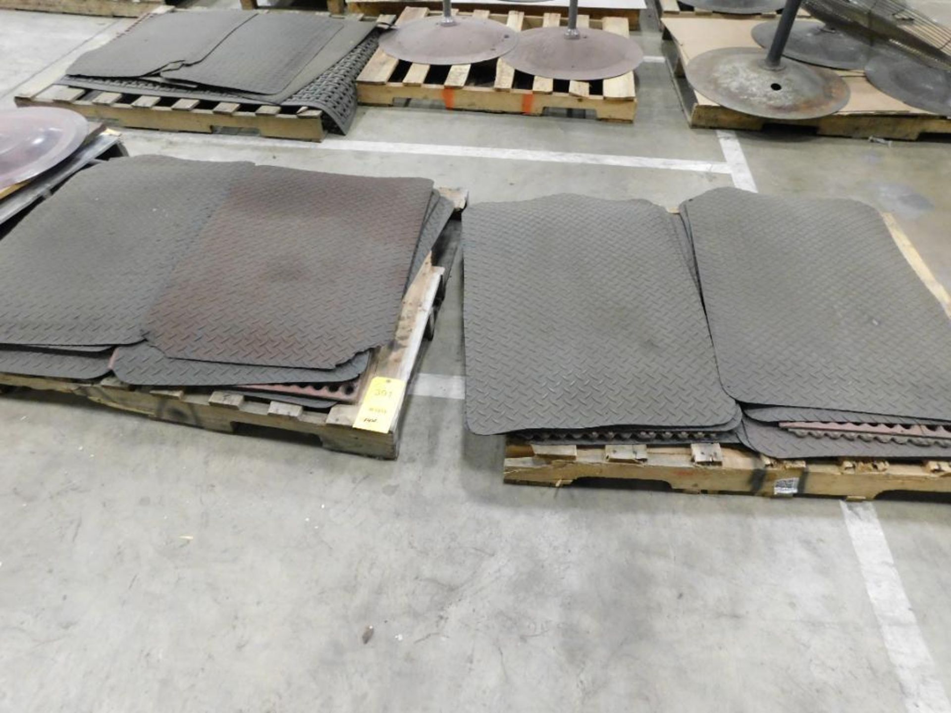 LOT: (4) Pallets Anti-Fatigue Mats (LOCATION: 1350 SANDERS AVE. SW, MASSILLON, OH)
