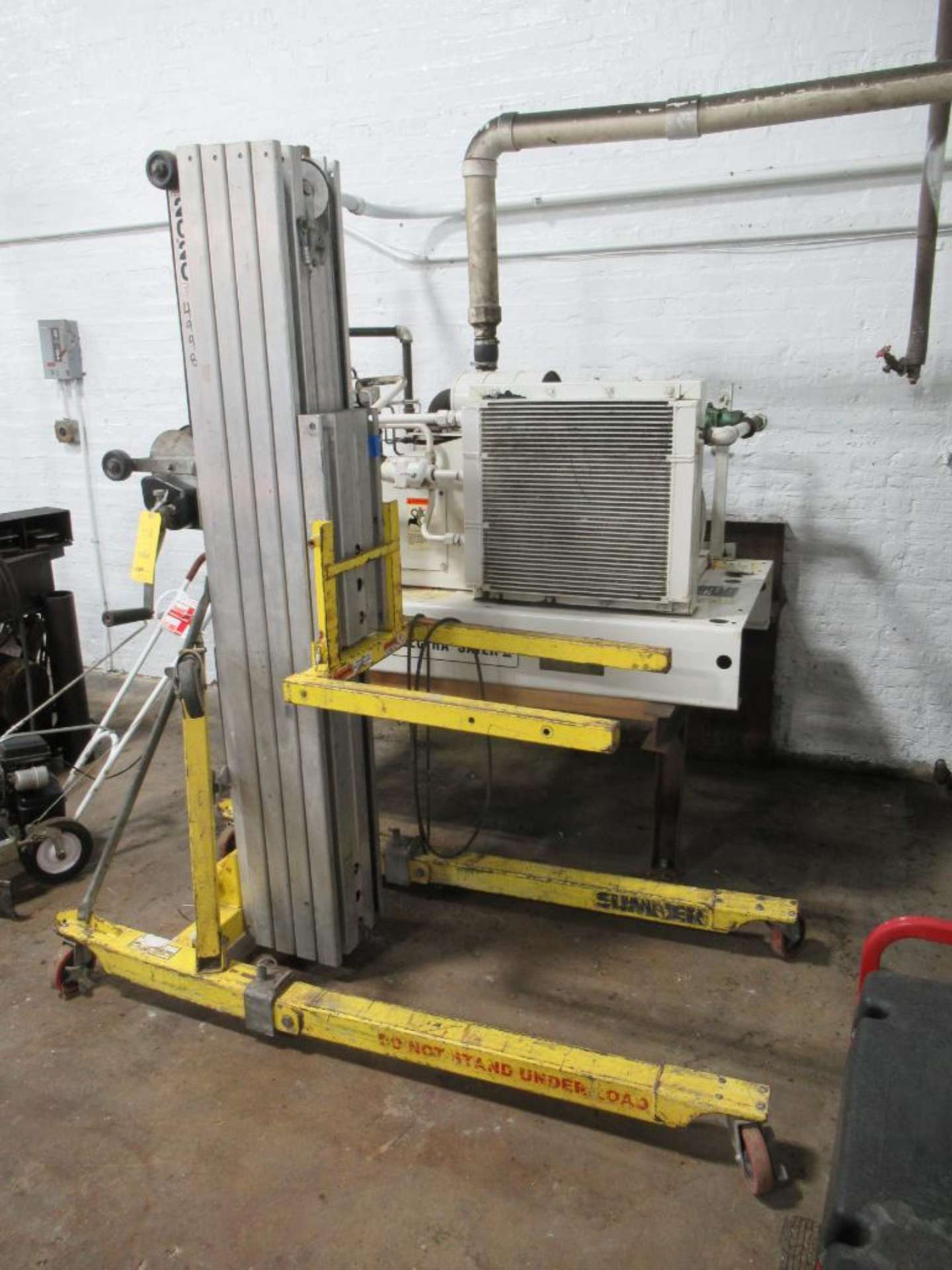Sumner Model R150 Sumner Model 2020 Portable Material Lift, 800 lb. Capacity, 20 ft. Reach