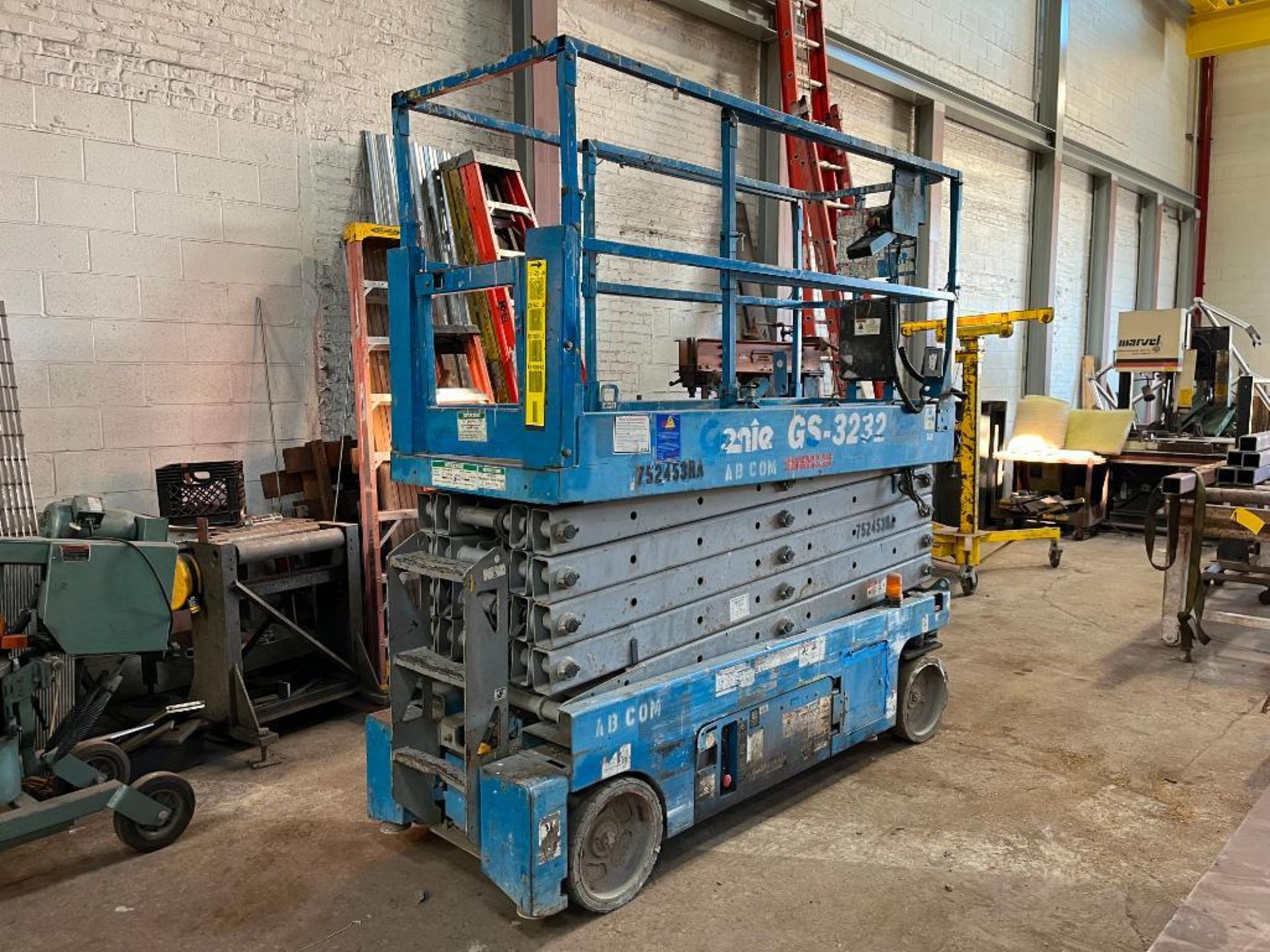 Genie GS 3232 Electric Scissors Lift, 32 ft. Max Height, 500 Lb Capacity, 521 Indicated Hours