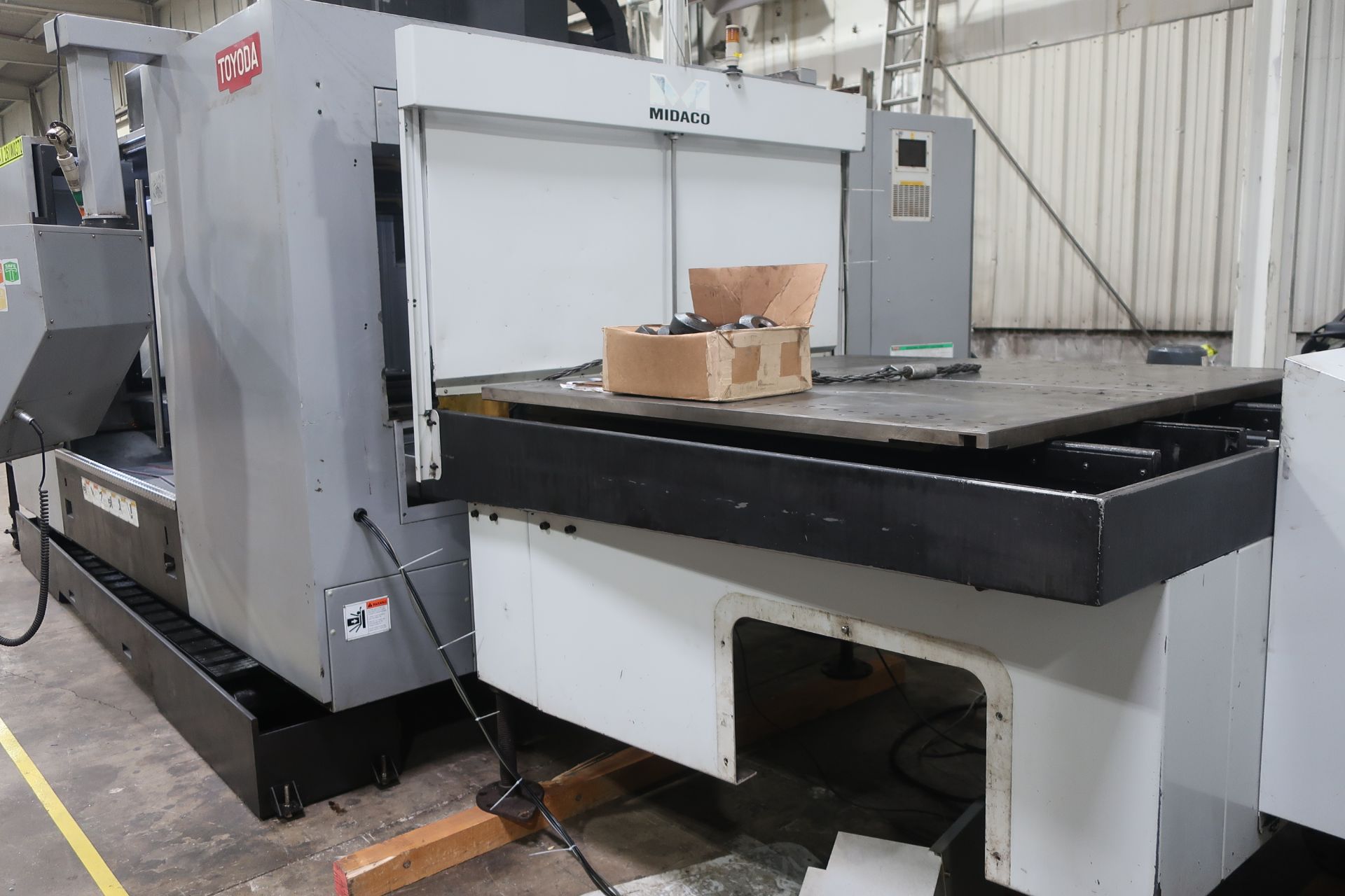 TOYODA FV1680 HEAVY DUTY 50-TAPER CNC VERTICAL MACHINING CENTER W/PALLET CHANGER, S/N 12039 - Image 7 of 12