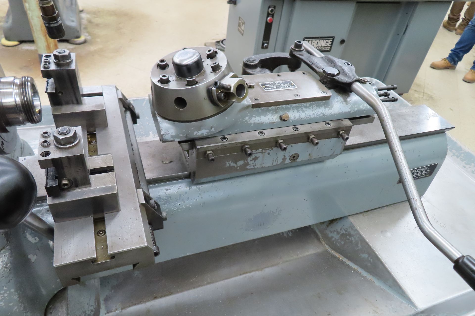 HARDINGE DSM-59 SECOND OPERATION LATHE, S/N DV-59-14286 WITH PNEUMATIC BAR FEEDER… - Image 4 of 15