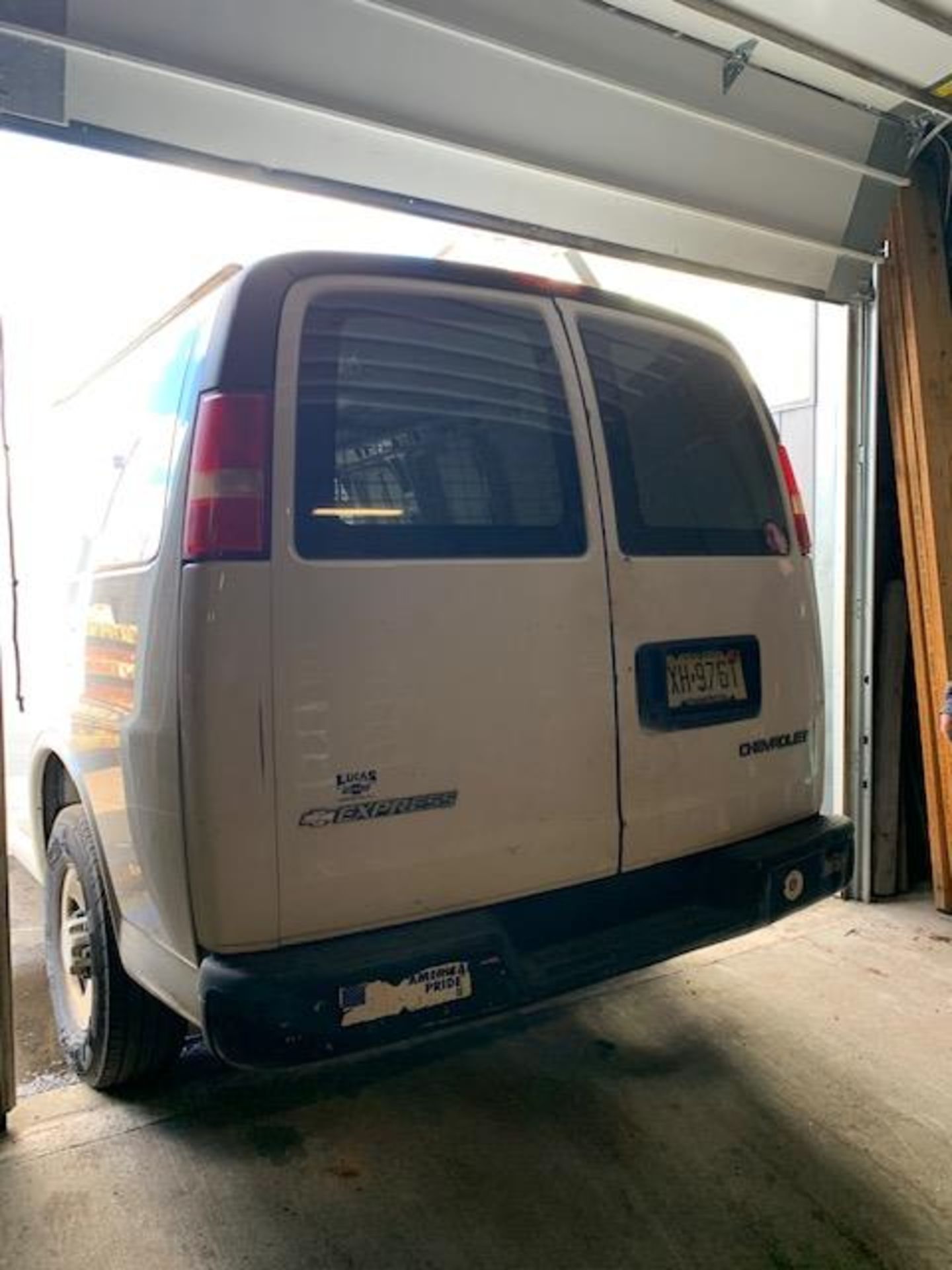 2006 CHEVROLET EXPRESS 2500 CARGO VAN, VIN 1GCGG29VX61261465, 186,505 MILES, CARGO HARDWARE RACKS… - Image 11 of 12