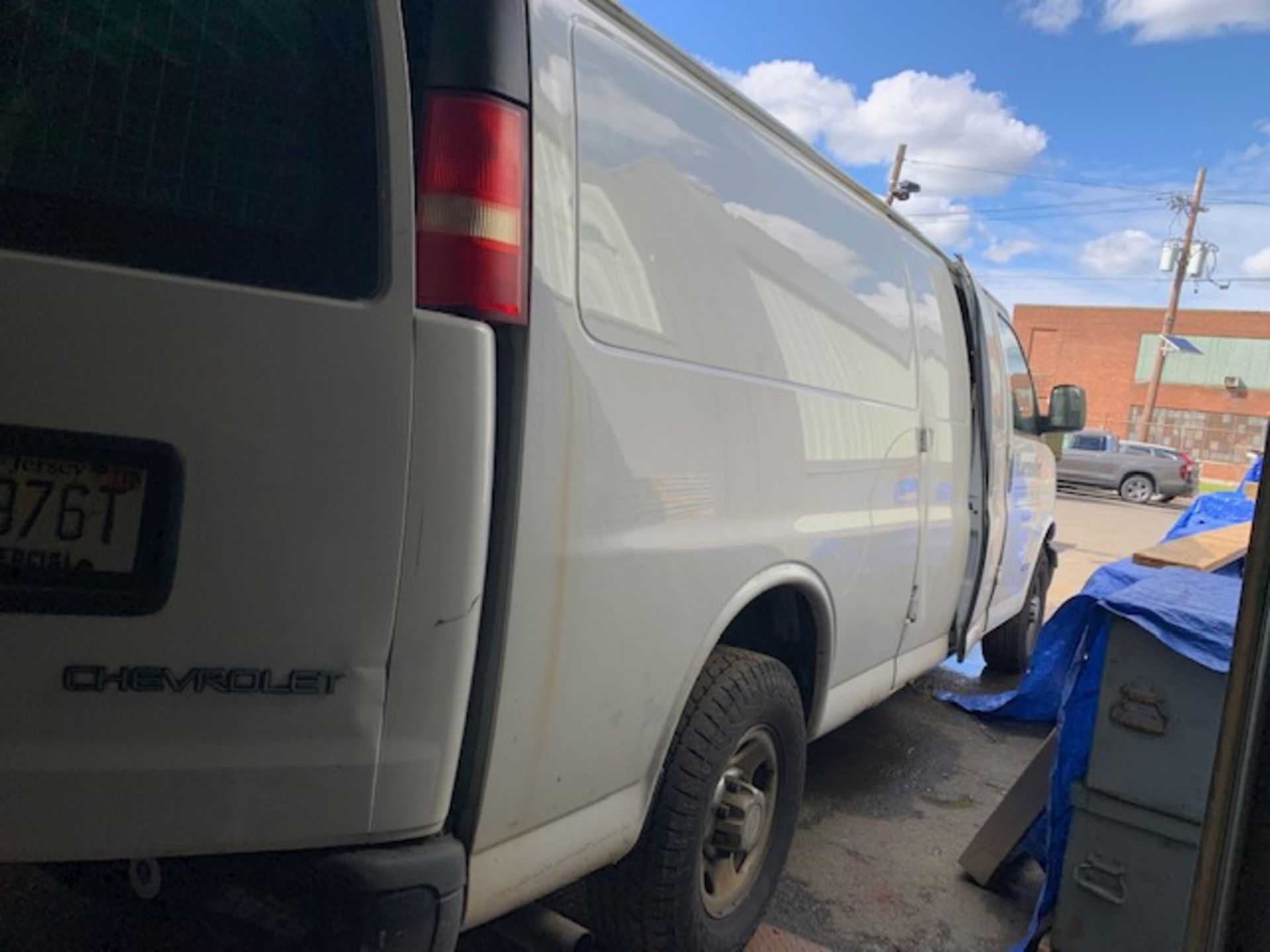 2006 CHEVROLET EXPRESS 2500 CARGO VAN, VIN 1GCGG29VX61261465, 186,505 MILES, CARGO HARDWARE RACKS… - Image 8 of 12