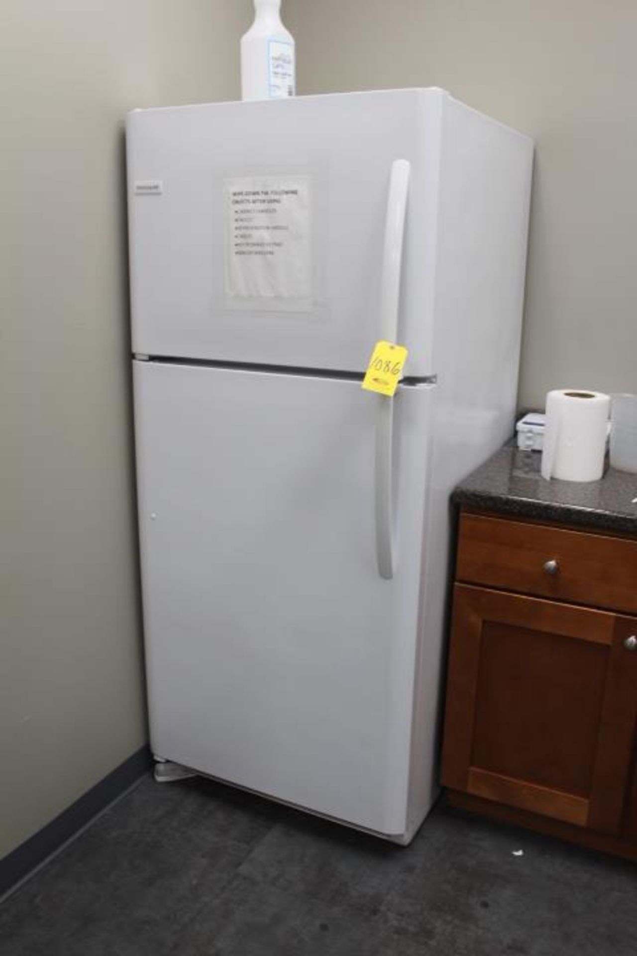 FRIGIDAIRE TOP AND BOTTOM REFRIGERATOR/FREEZER