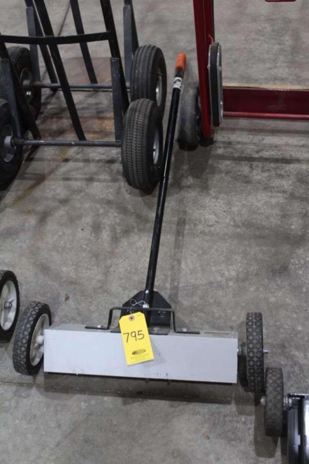 CENTRAL MACHINERY 22 IN. PUSH SWEEPER