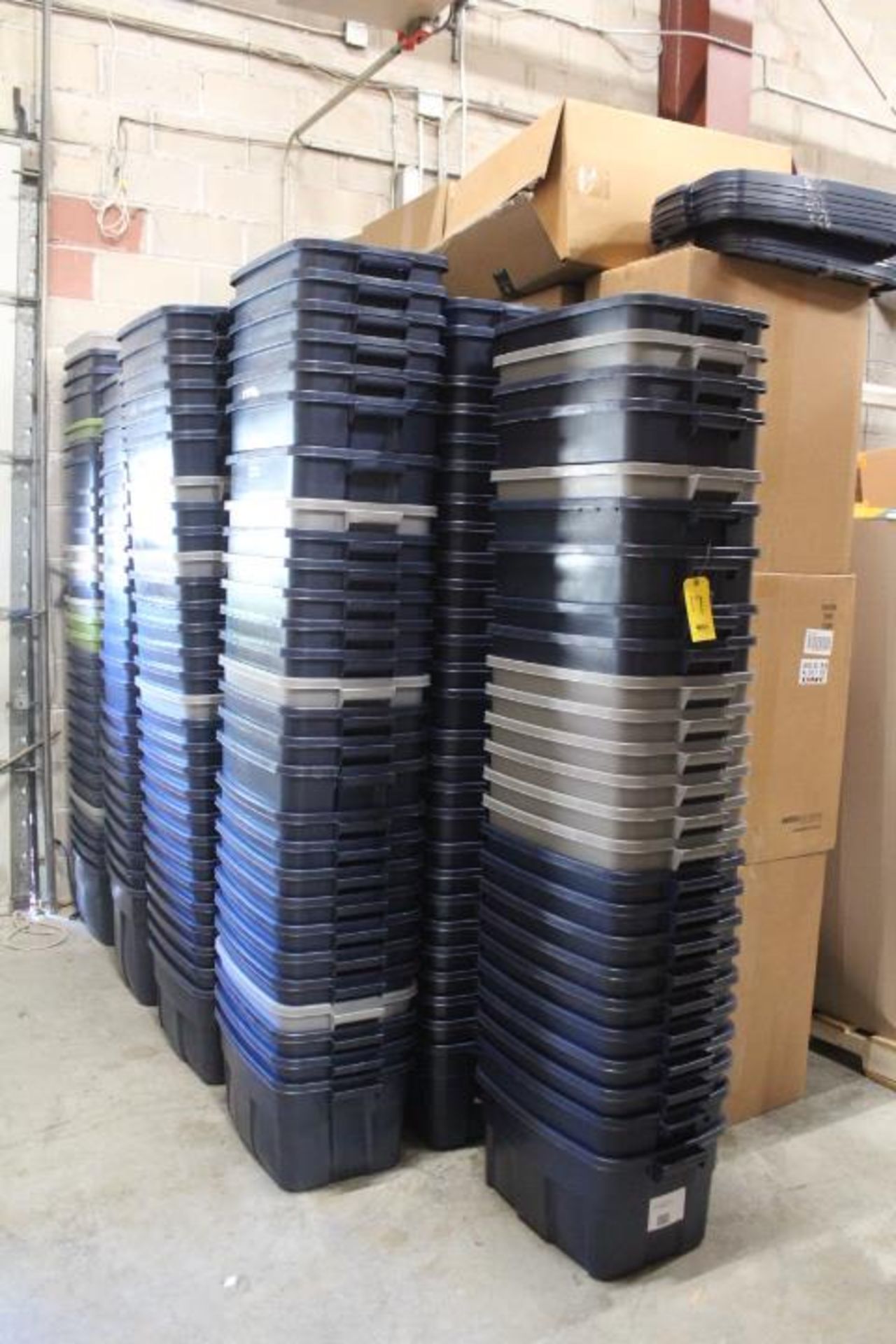 EMPTY PLASTIC TOTES WITH LIDS LARGE QUANTITY