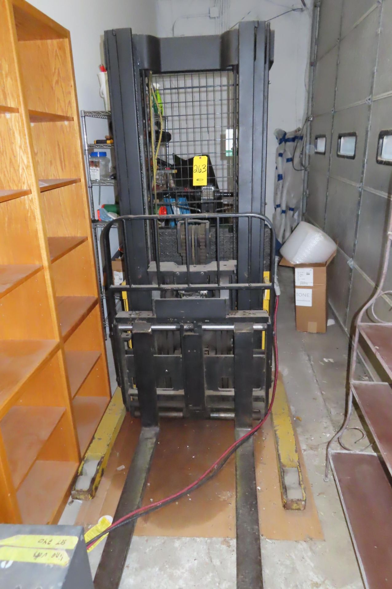 YALE MRW030LAN24SE0 83 STAND-UP ELECTRIC REACH FORKLIFT, S/N N520786, 3,000 LB. CAP… - Image 3 of 17
