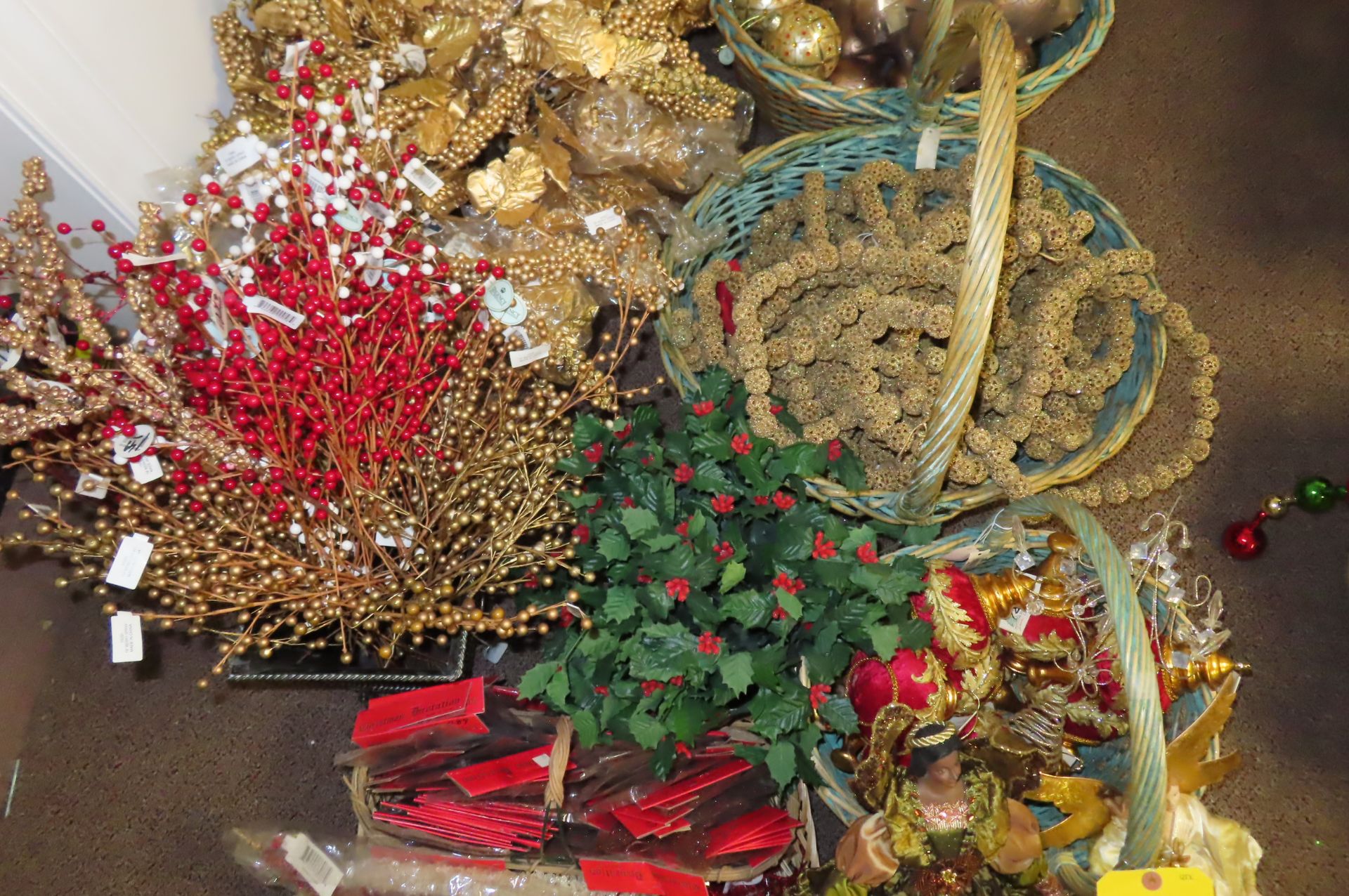 XMAS FLOWERS AND ORNAMENTS, (2) ANGELS, GOLD DECORATIVE ROPE AND RIBBON, (2) TIN… - Image 6 of 10