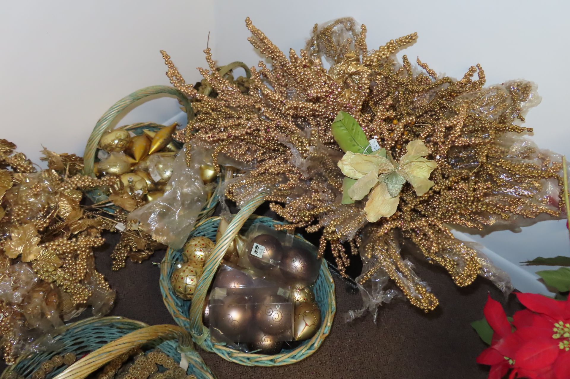 XMAS FLOWERS AND ORNAMENTS, (2) ANGELS, GOLD DECORATIVE ROPE AND RIBBON, (2) TIN… - Image 9 of 10