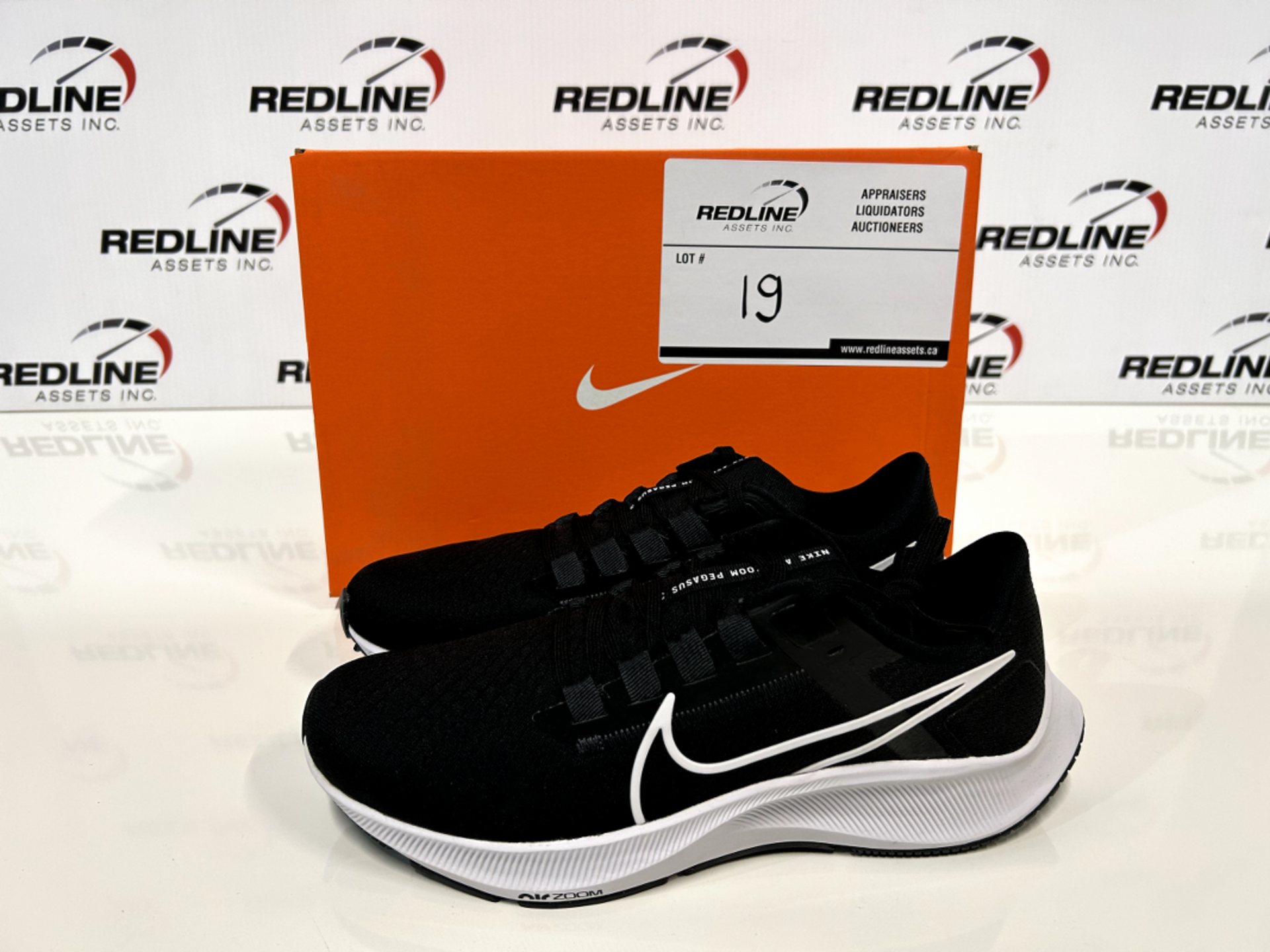 Nike - Men's Size 9 - Air Zoom Pegasus 38 - QTY: 1 - Approx. MSRP $160.00 CAD
