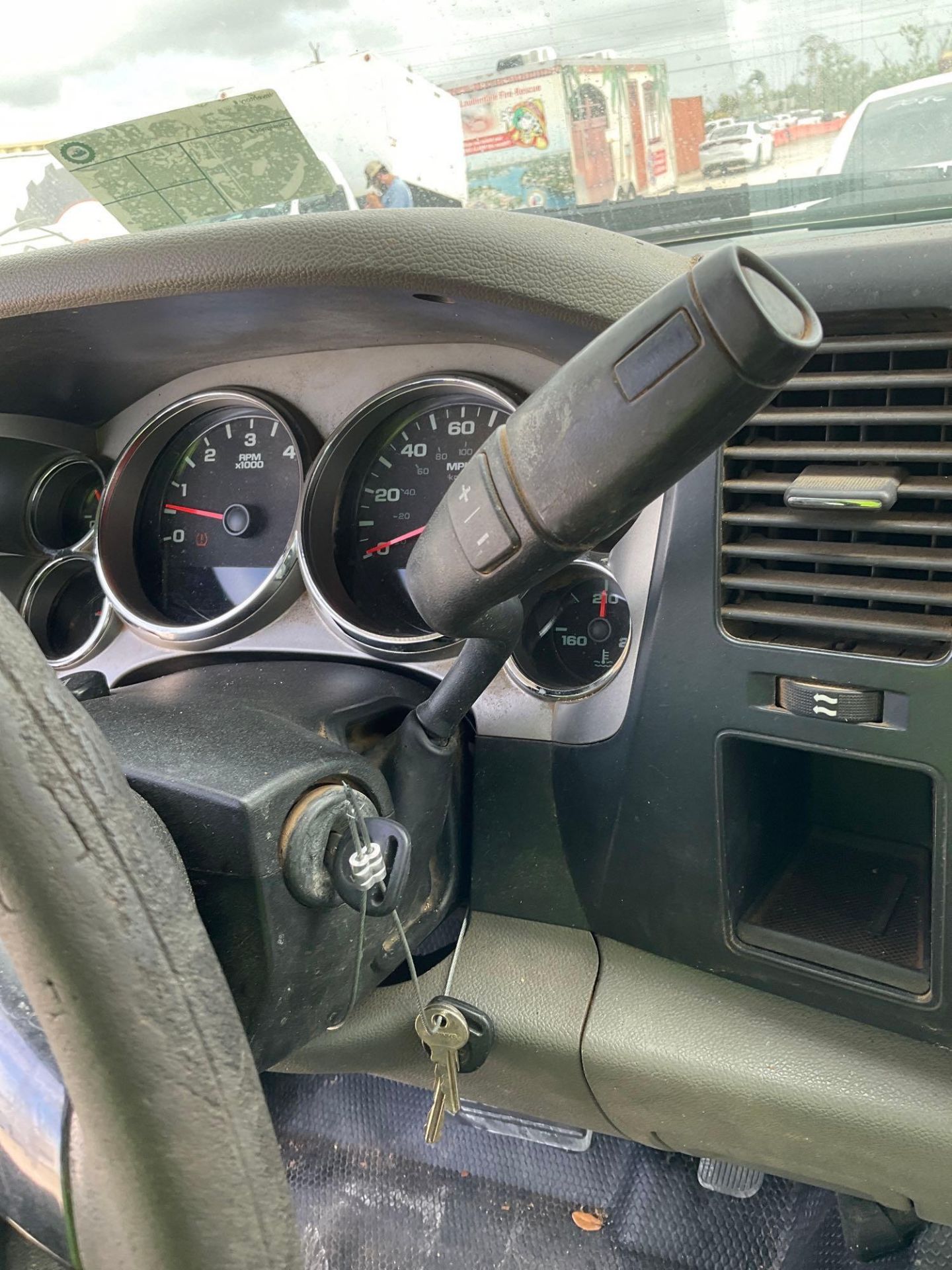 2009 Chevrolet 2500 Landscape Truck - Image 13 of 29