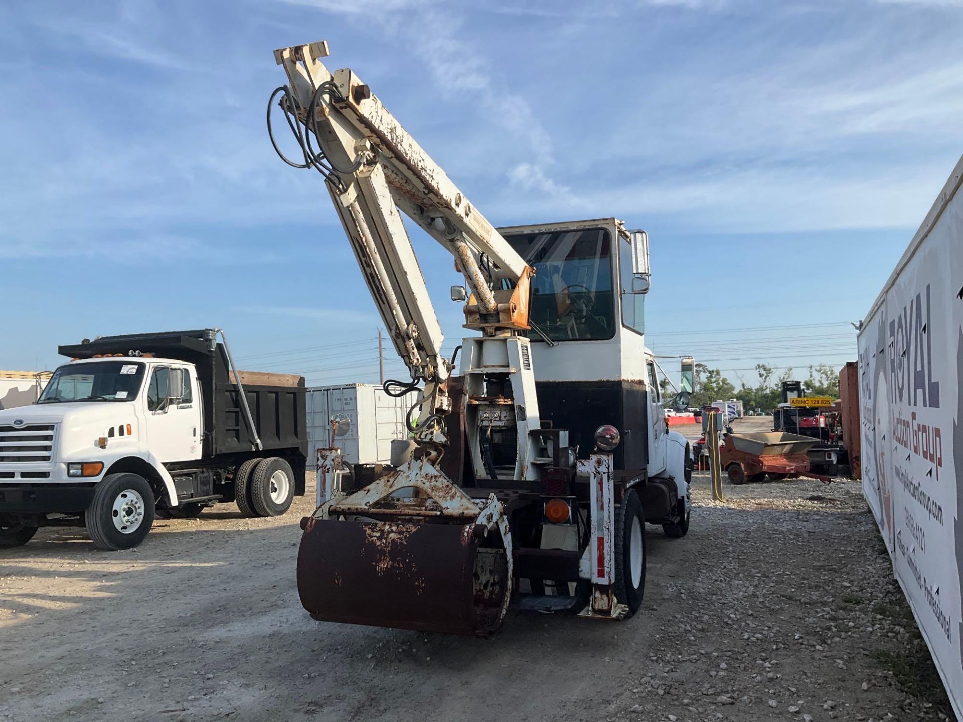 2000 International 4700 Grapple Truck - Image 4 of 35