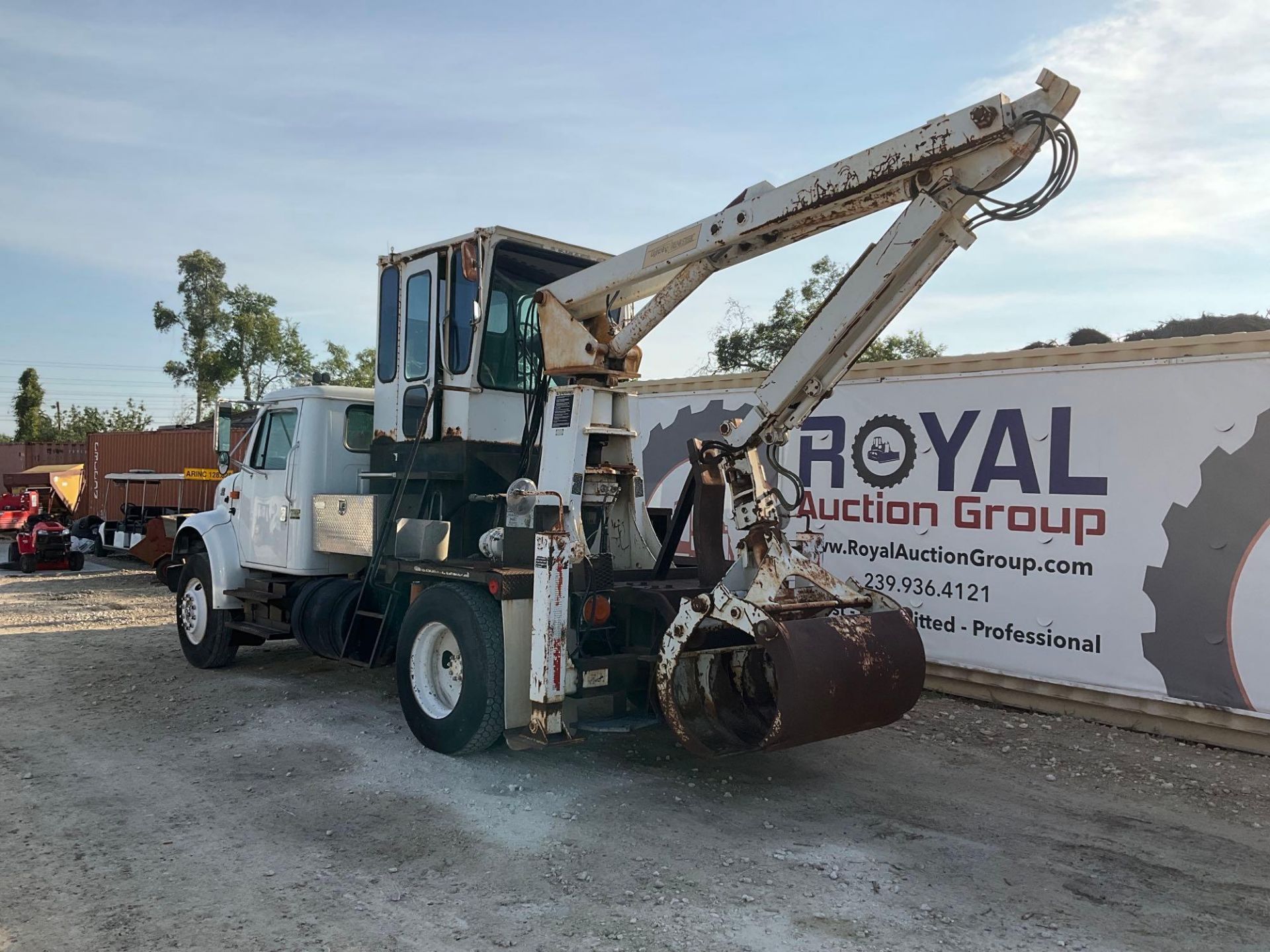 2000 International 4700 Grapple Truck - Image 2 of 35