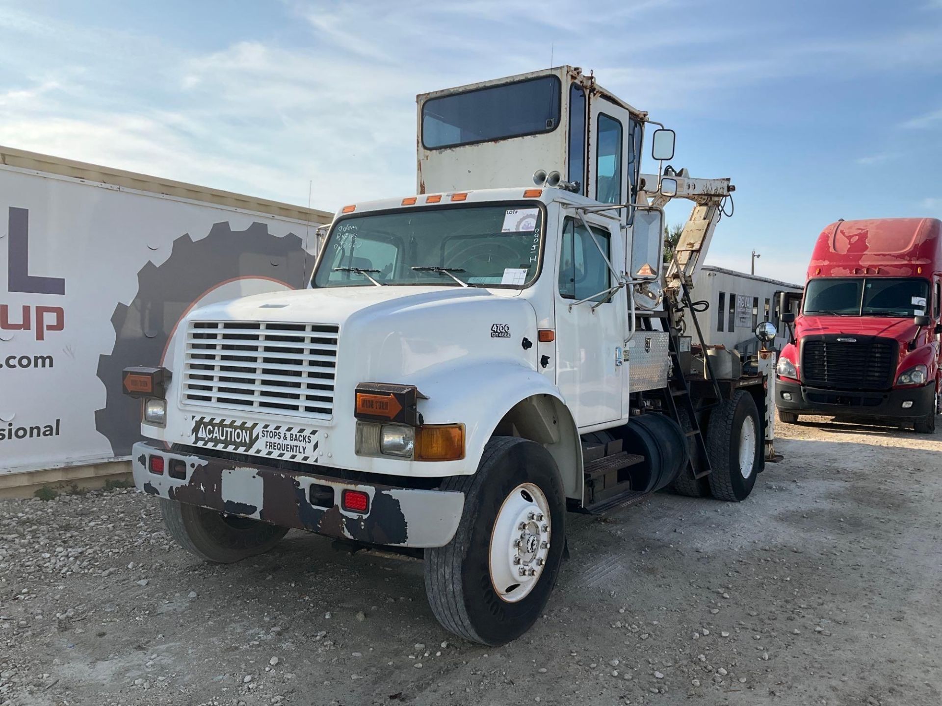 2000 International 4700 Grapple Truck