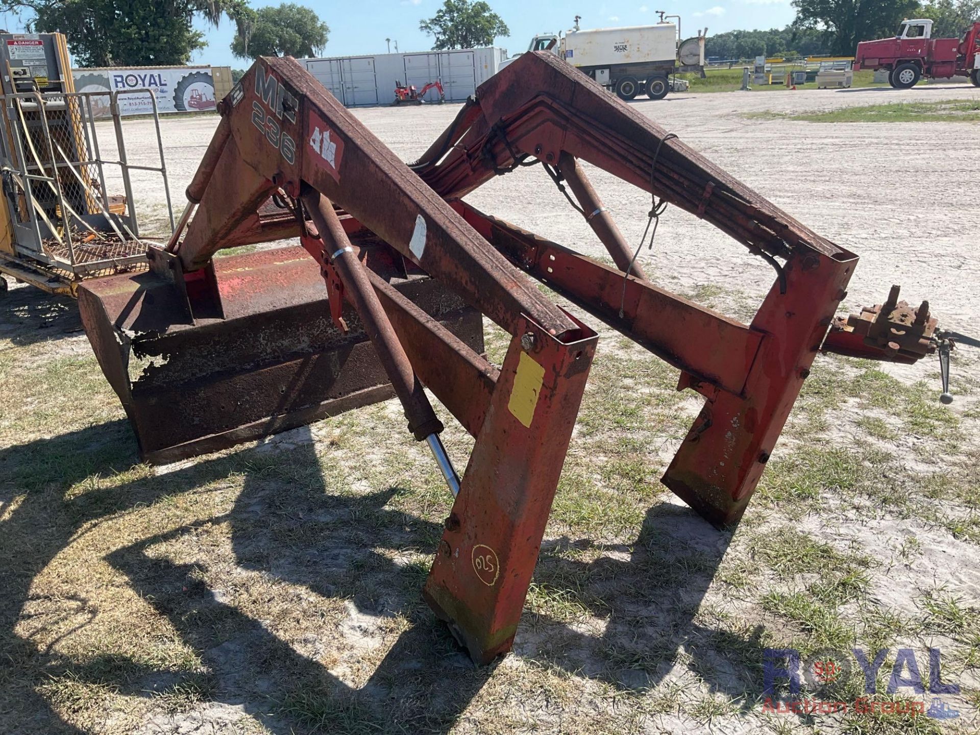 Massey Ferguson 236 Tractor Loader Attachment - Image 3 of 7