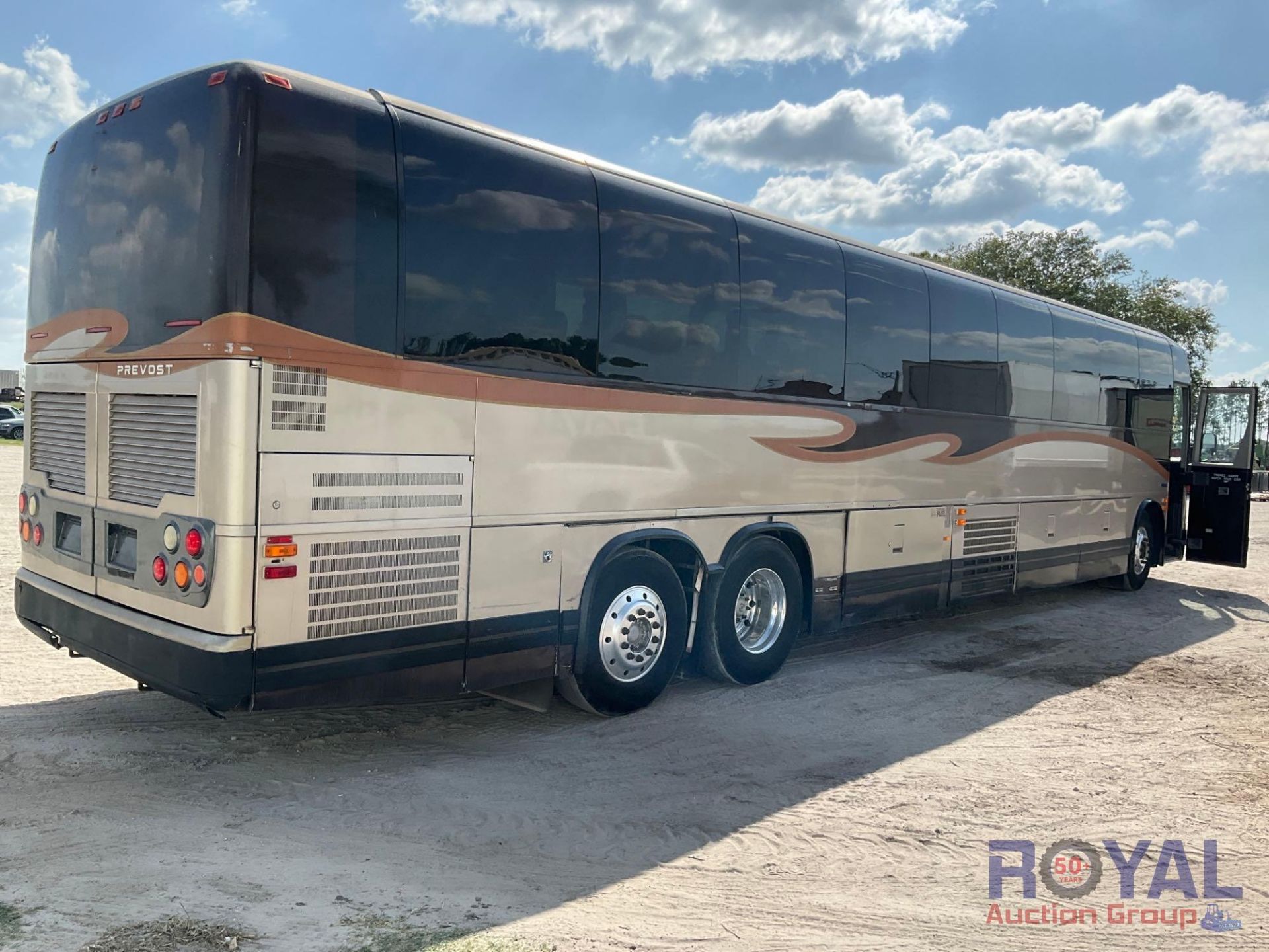 2005 Prevost Tour Bus - Image 3 of 30