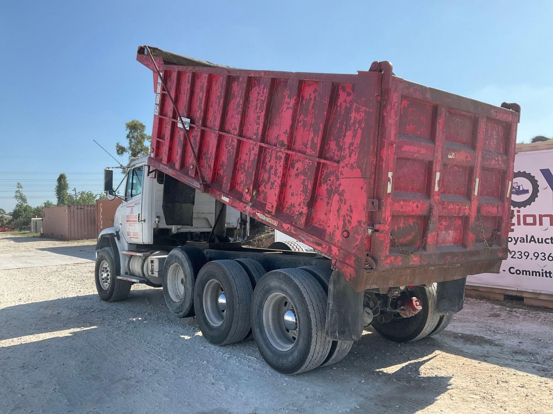 2000 Freightliner Dump Truck - Image 4 of 38