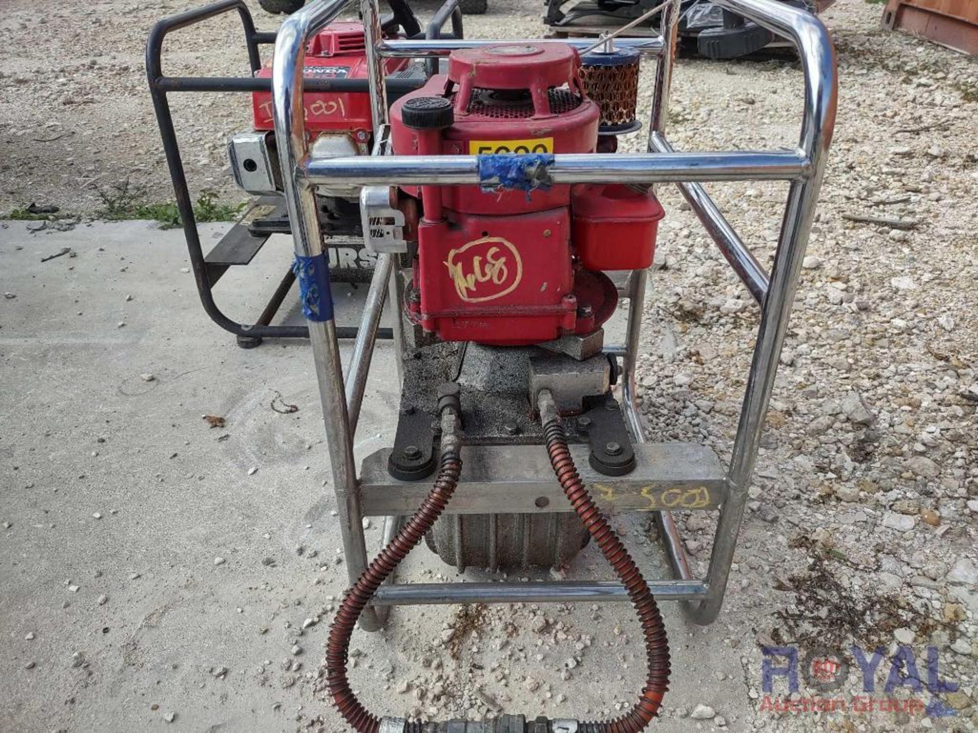 Briggs and Stranton Gasoline Hydraulic Pump - Image 2 of 4