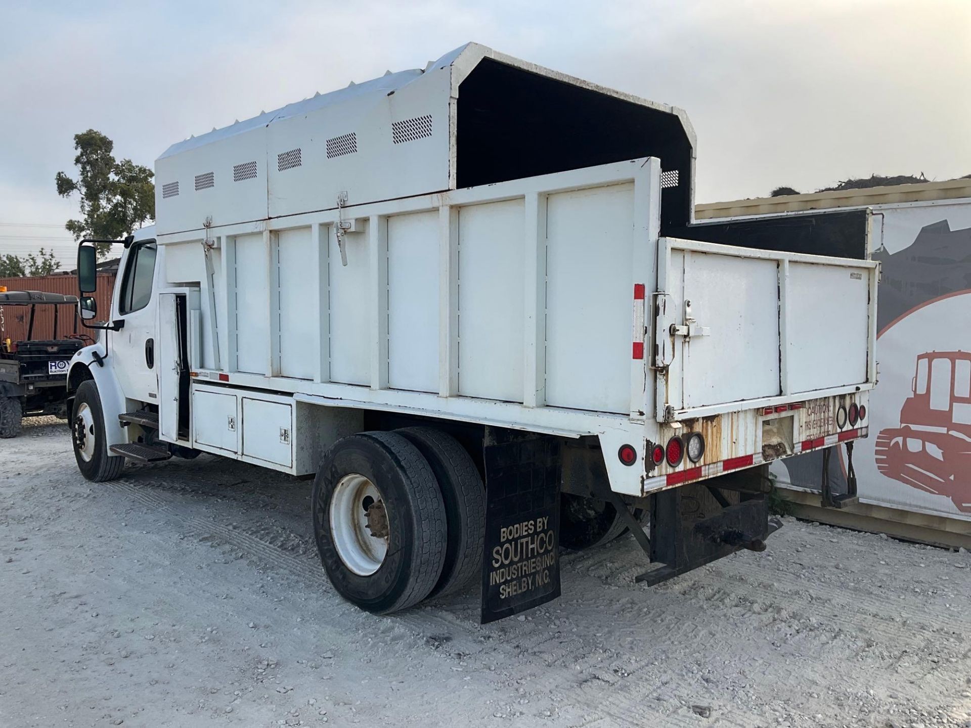 2007 Freightliner Chipper Dump Truck - Image 3 of 31