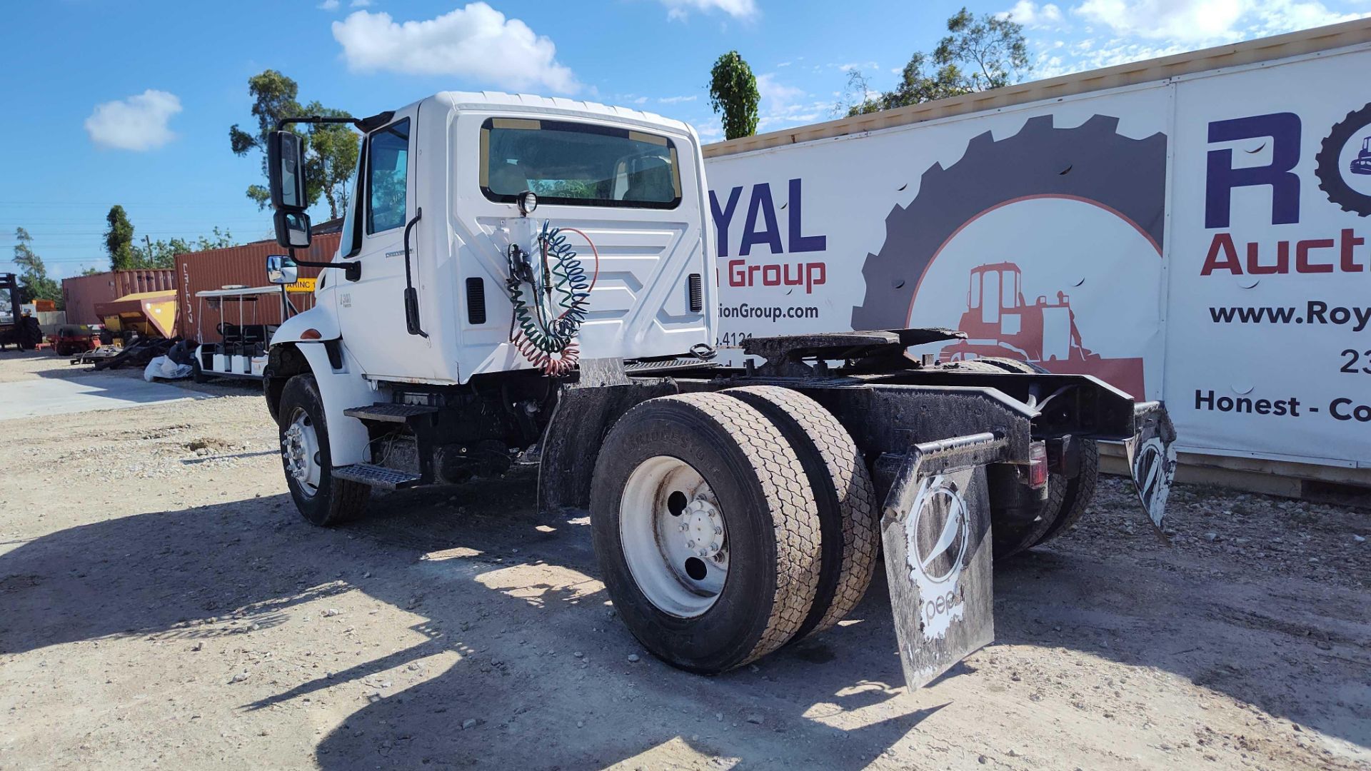 2004 International 4300 S/A Day Cab - Image 4 of 34