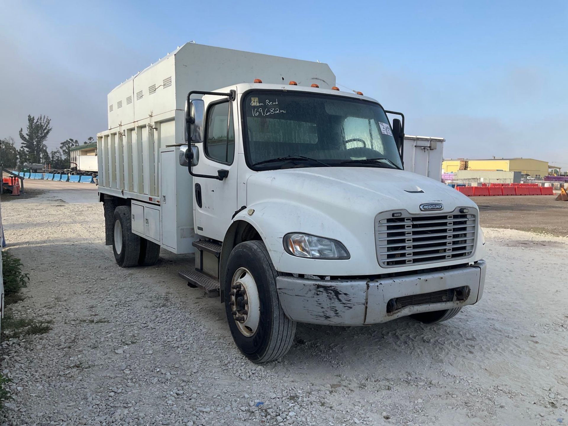 2007 Freightliner Chipper Dump Truck - Image 2 of 31