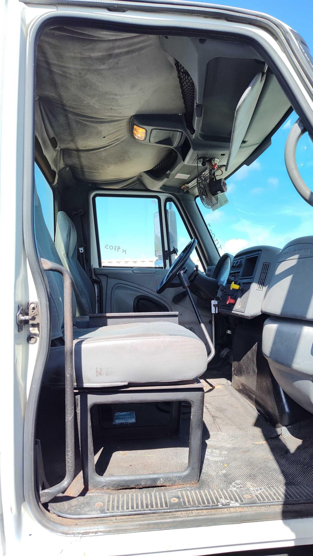 2004 International 4300 S/A Day Cab - Image 29 of 34