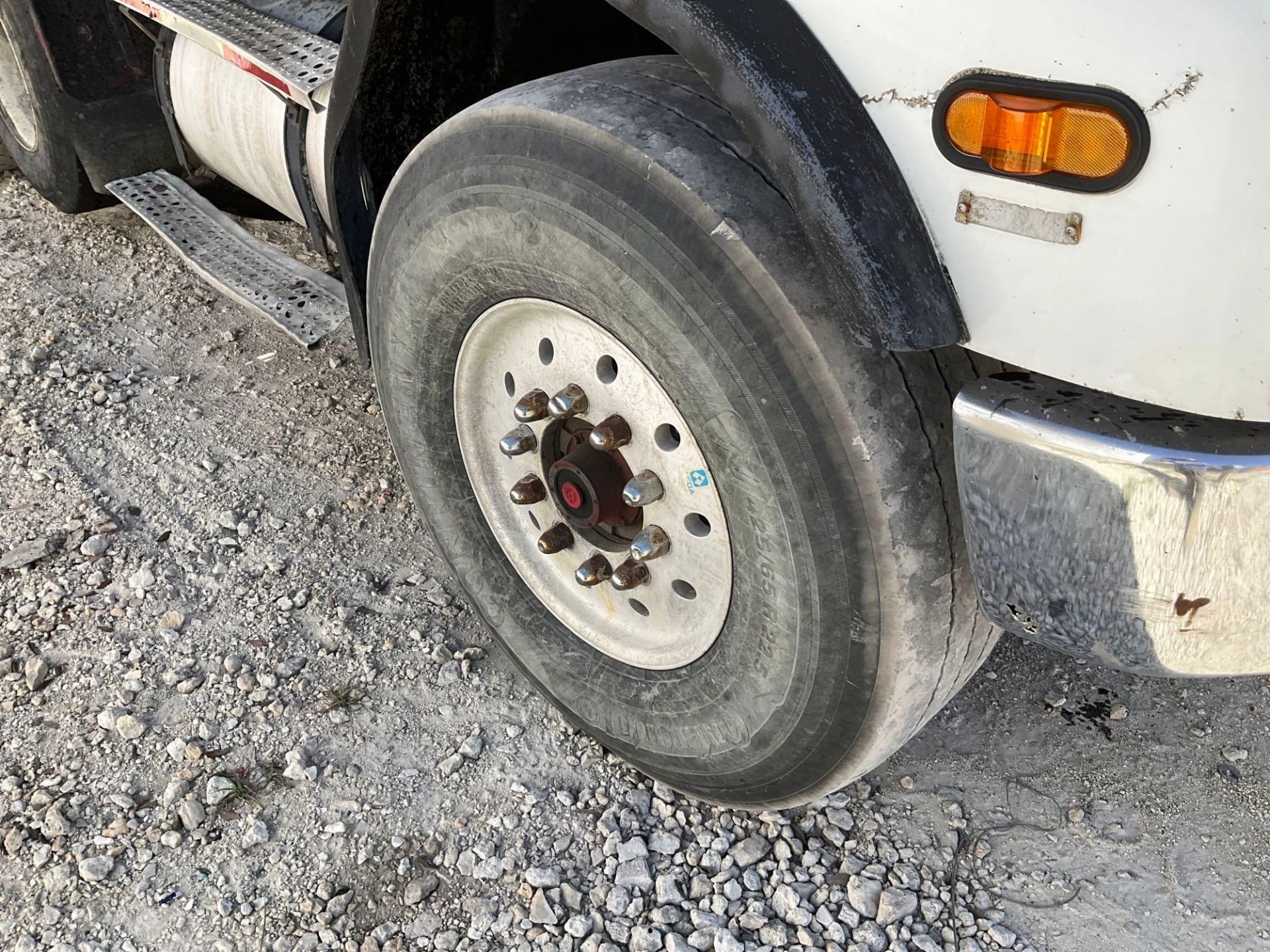 2000 Freightliner Dump Truck - Image 32 of 38