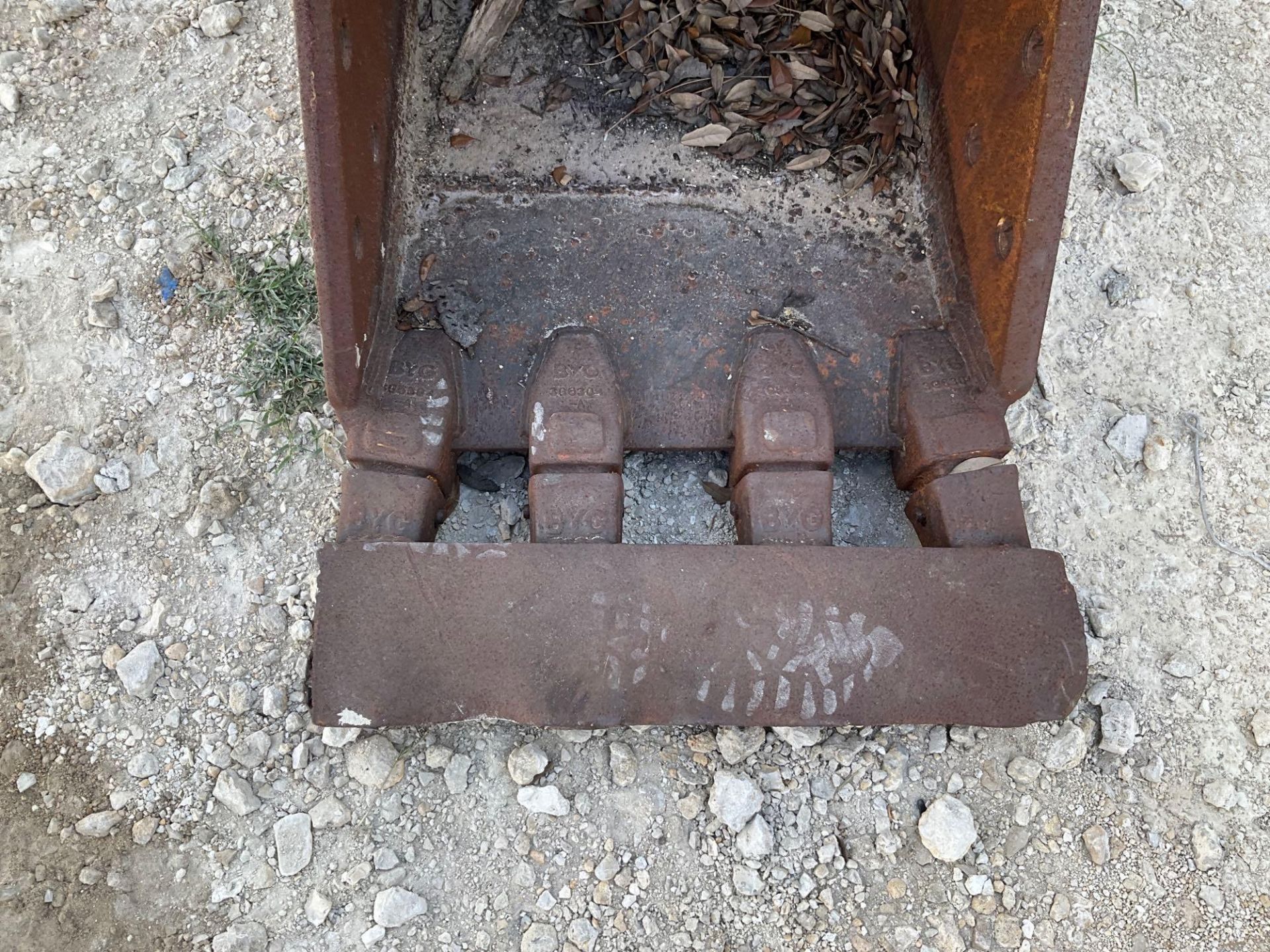 TAG 22 Inch Quick Release Excavator Bucket with Finish Blade - Image 6 of 10
