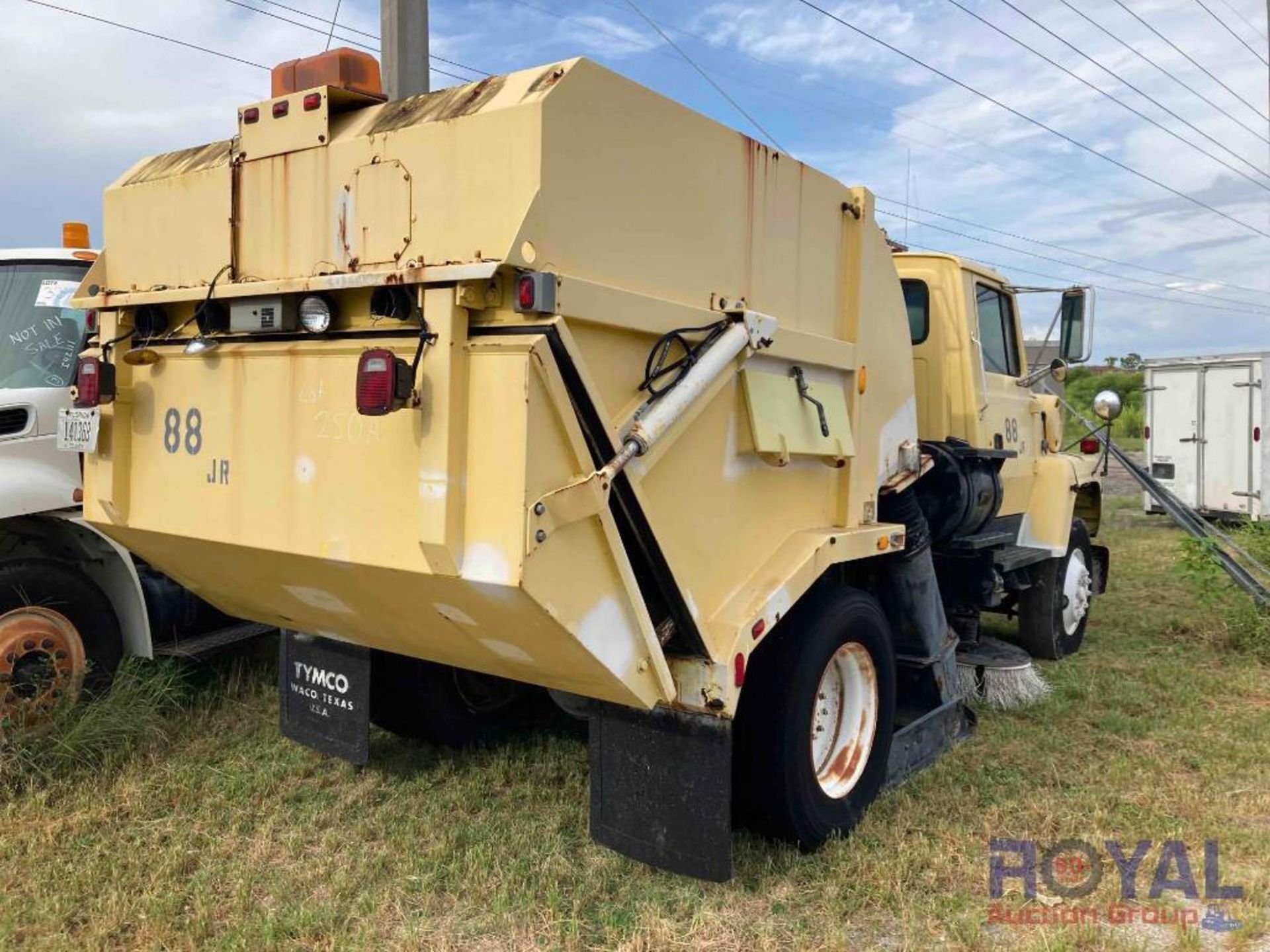 Ford L7000 Sweeper Truck - Image 4 of 30