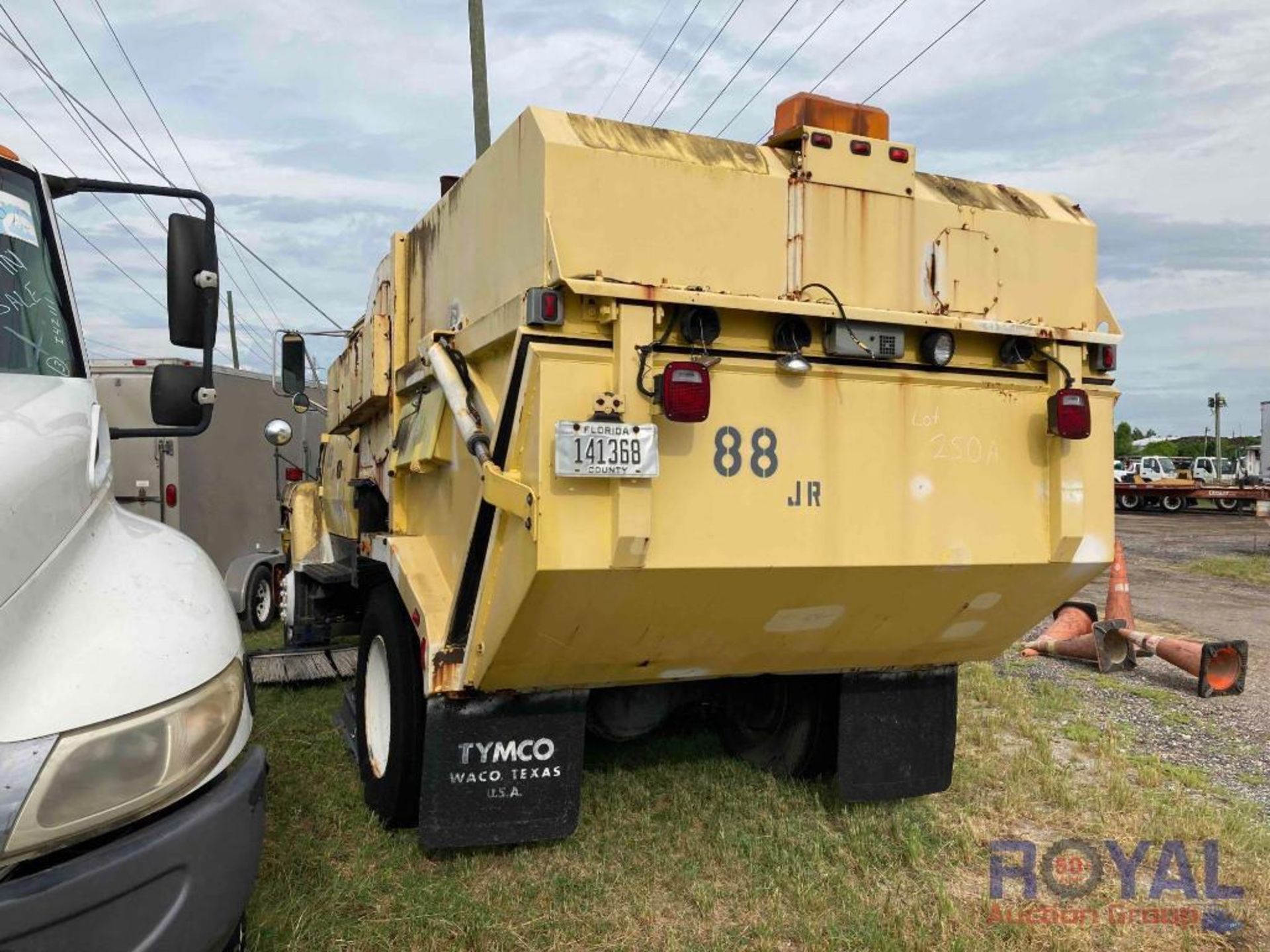 Ford L7000 Sweeper Truck - Image 3 of 30